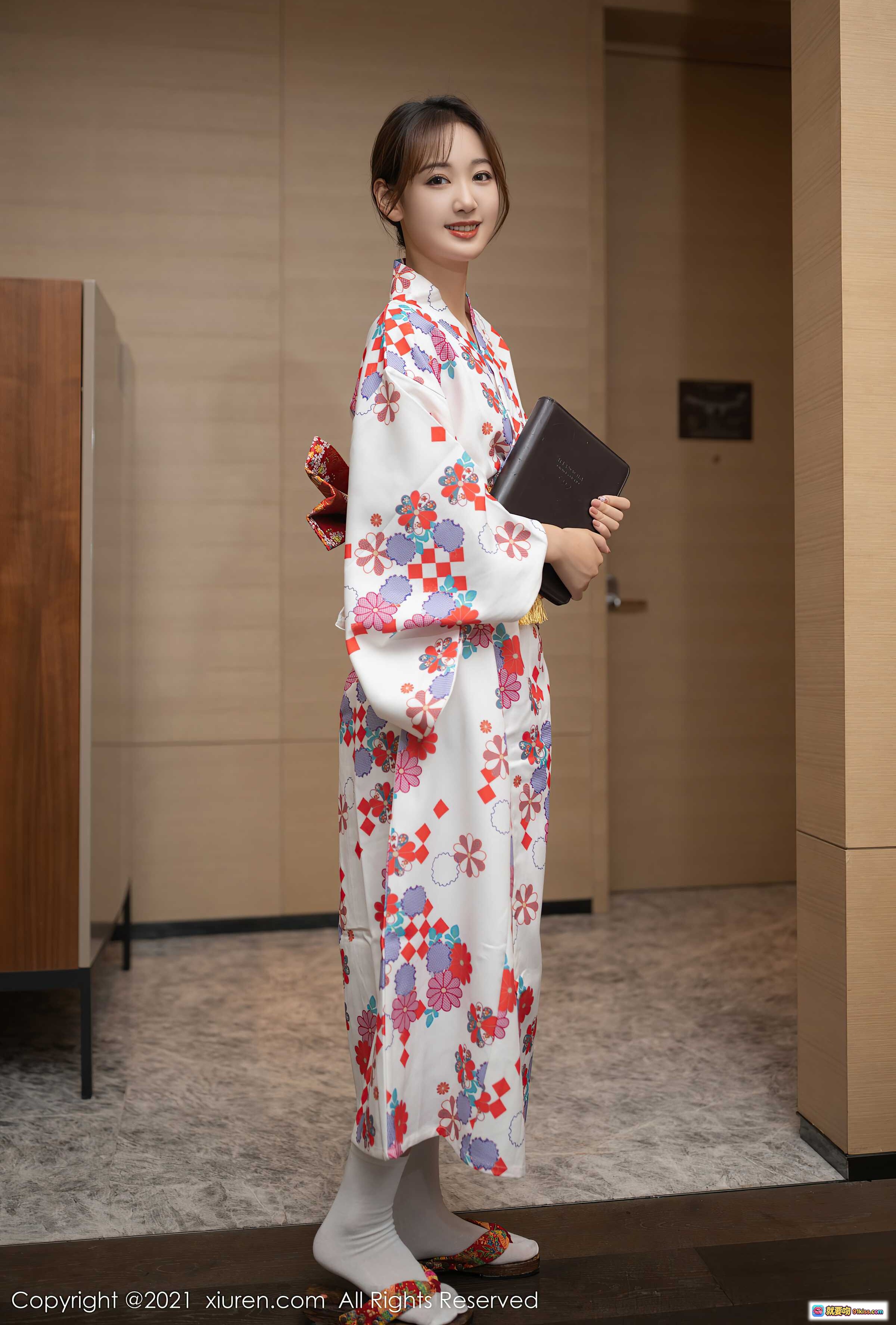 图片[2] - 唐安琪和服写真 | 江浙沪旅拍 | 白底花卉图案 | 红腰带配木屐 | 日式传统服饰美拍 - 就要吻