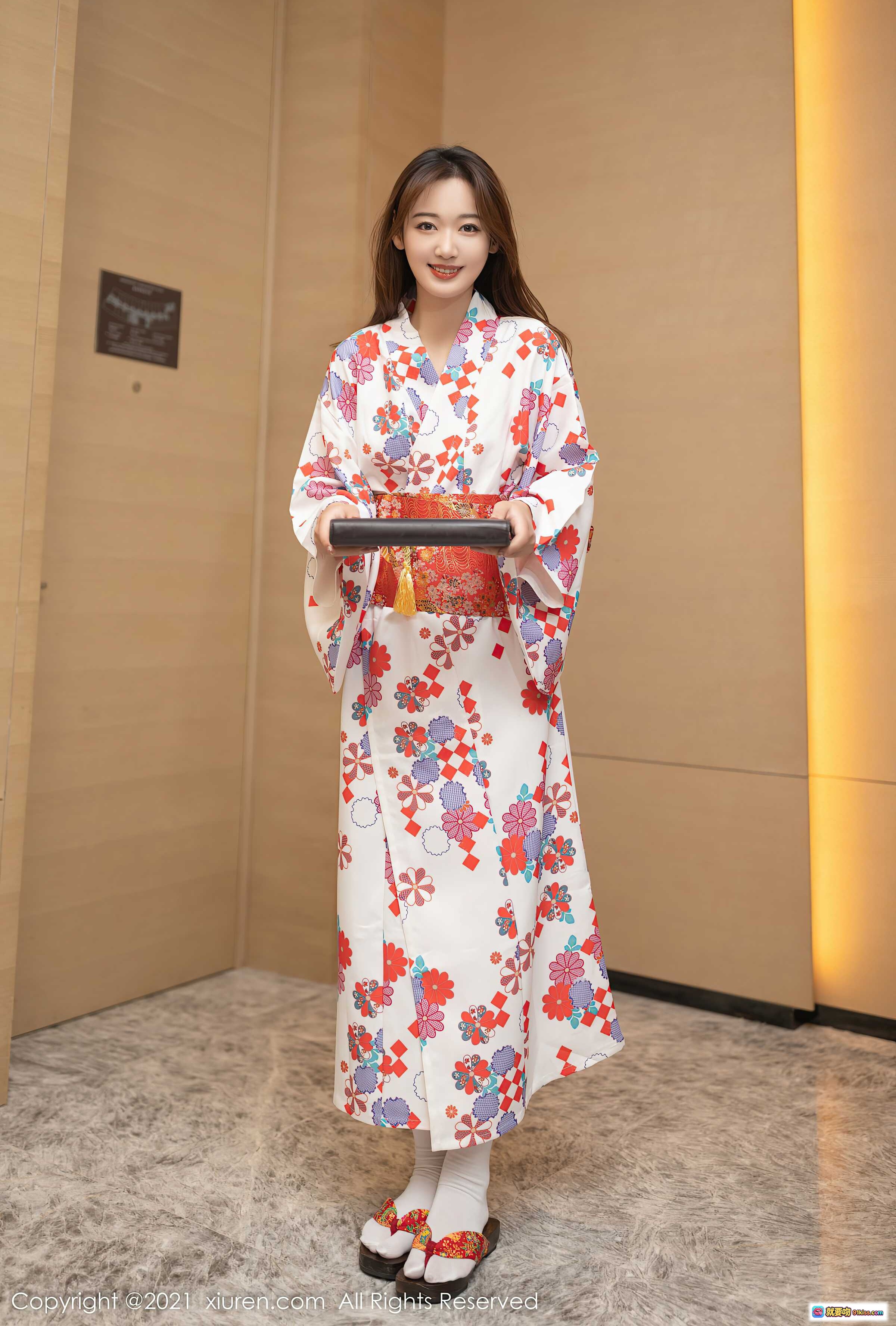 图片[1] - 唐安琪和服写真 | 江浙沪旅拍 | 白底花卉图案 | 红腰带配木屐 | 日式传统服饰美拍 - 就要吻