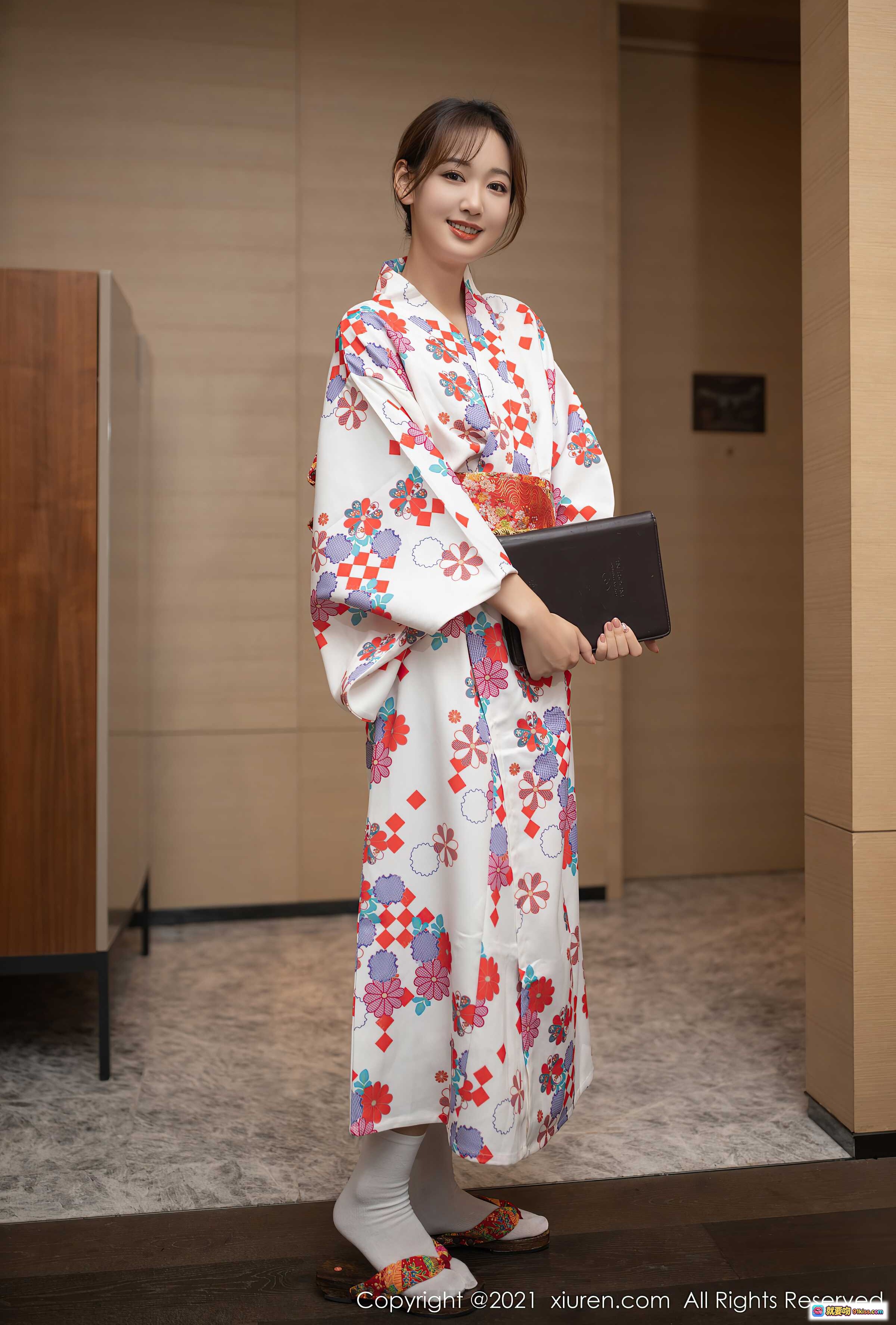 图片[4] - 唐安琪和服写真 | 江浙沪旅拍 | 白底花卉图案 | 红腰带配木屐 | 日式传统服饰美拍 - 就要吻