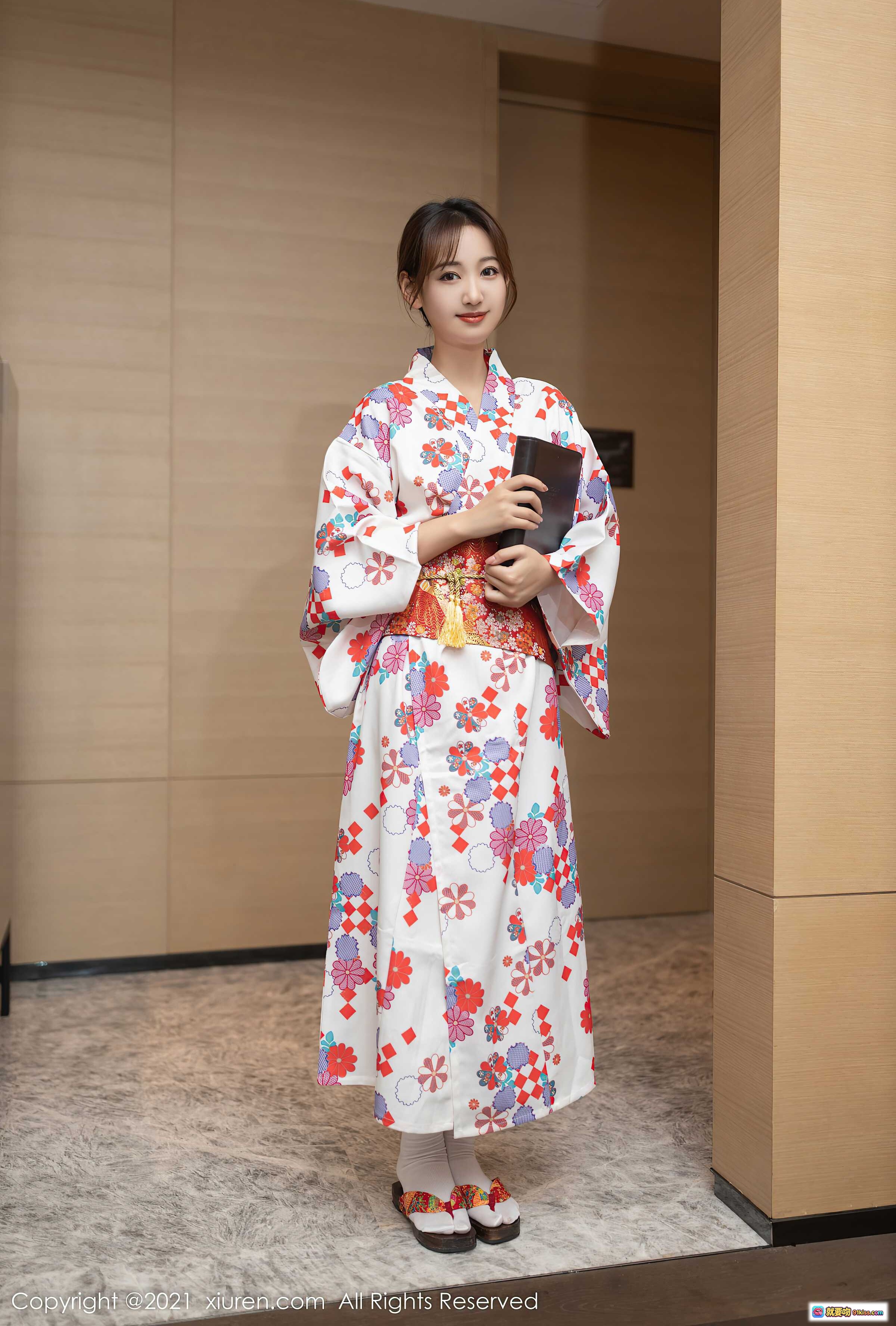 图片[3] - 唐安琪和服写真 | 江浙沪旅拍 | 白底花卉图案 | 红腰带配木屐 | 日式传统服饰美拍 - 就要吻