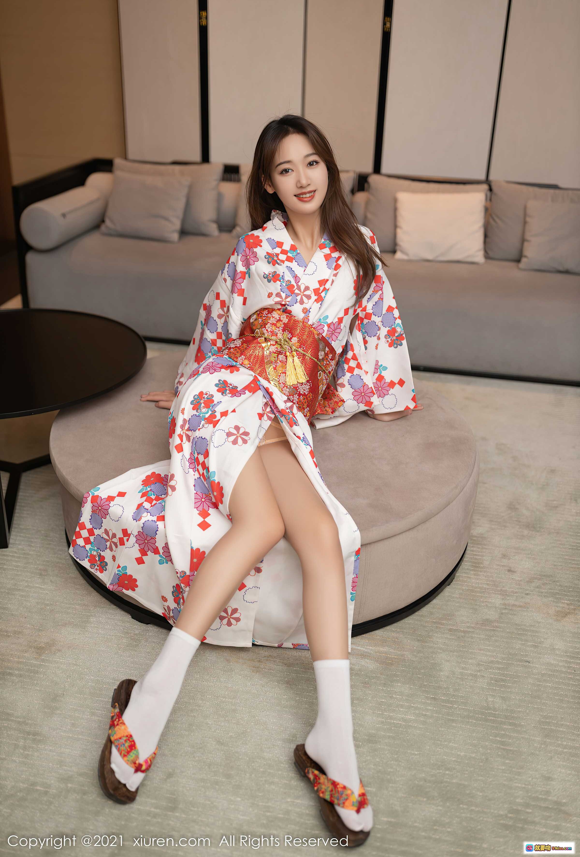 图片[8] - 唐安琪和服写真 | 江浙沪旅拍 | 白底花卉图案 | 红腰带配木屐 | 日式传统服饰美拍 - 就要吻