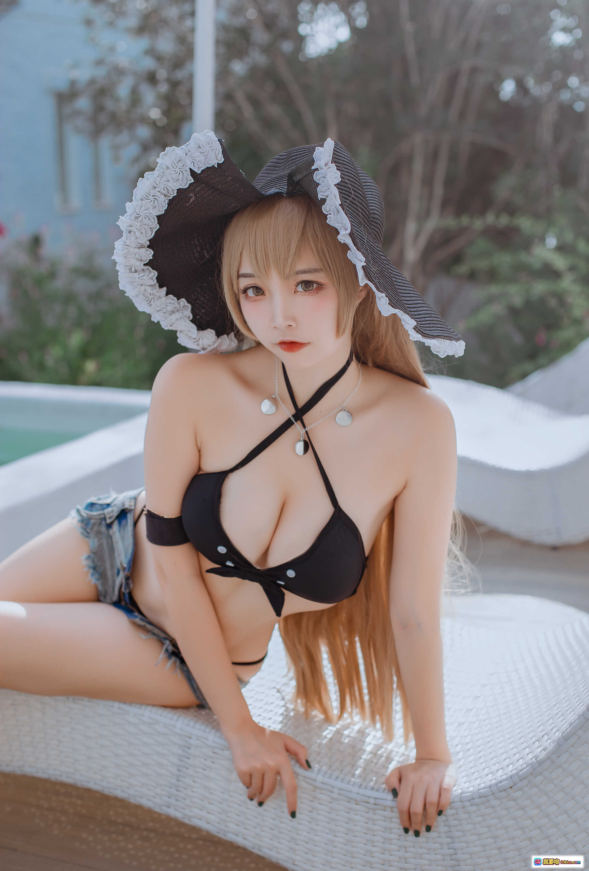 图片[8] - 二佐Nisa NO.117 碧蓝航线 让巴尔泳装写真 甜美女仆帽+黑色比基尼+牛仔短裤+厚底高跟 阳光泳池边性感坐姿 20P高清图集 - 就要吻