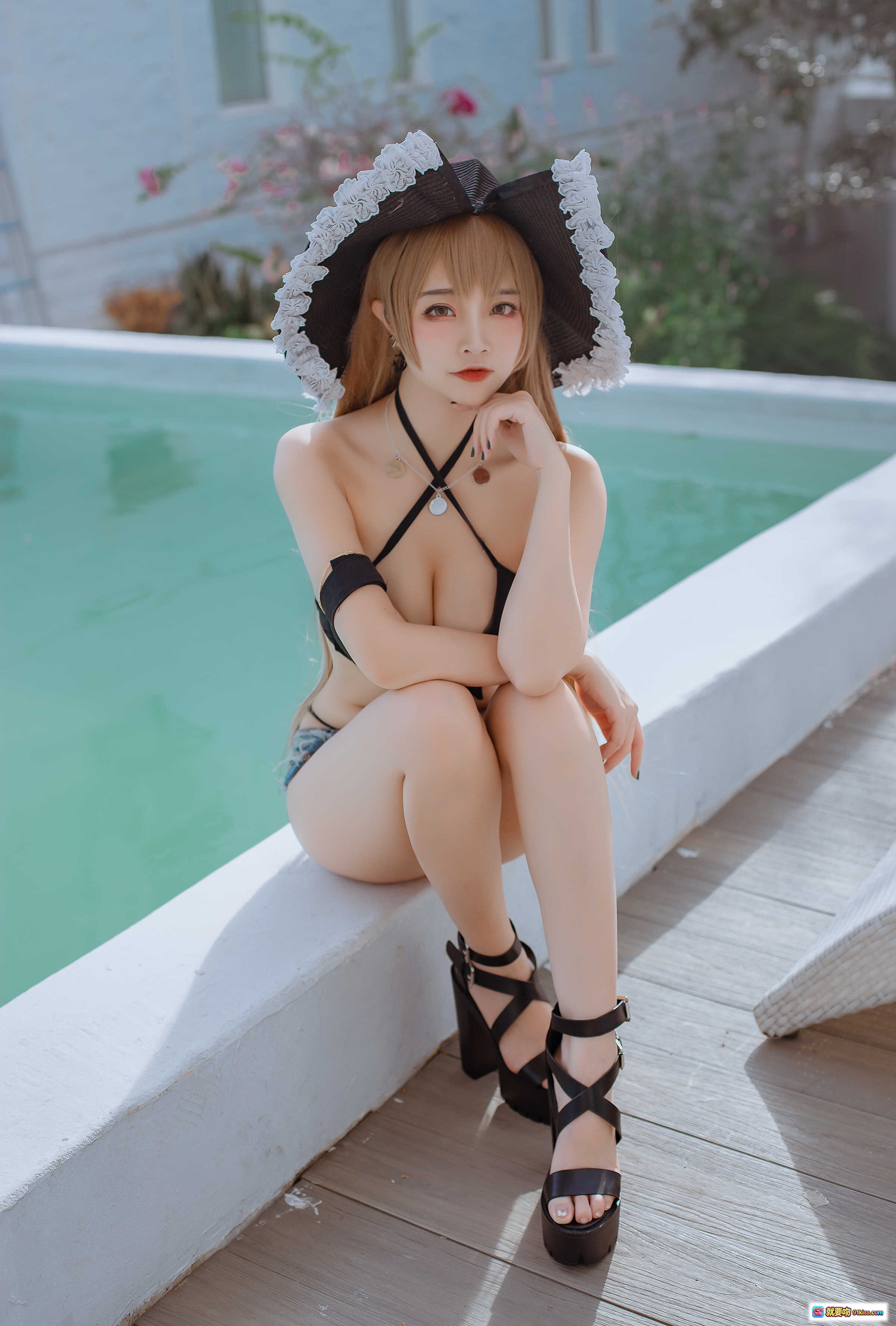 图片[6] - 二佐Nisa NO.117 碧蓝航线 让巴尔泳装写真 甜美女仆帽+黑色比基尼+牛仔短裤+厚底高跟 阳光泳池边性感坐姿 20P高清图集 - 就要吻