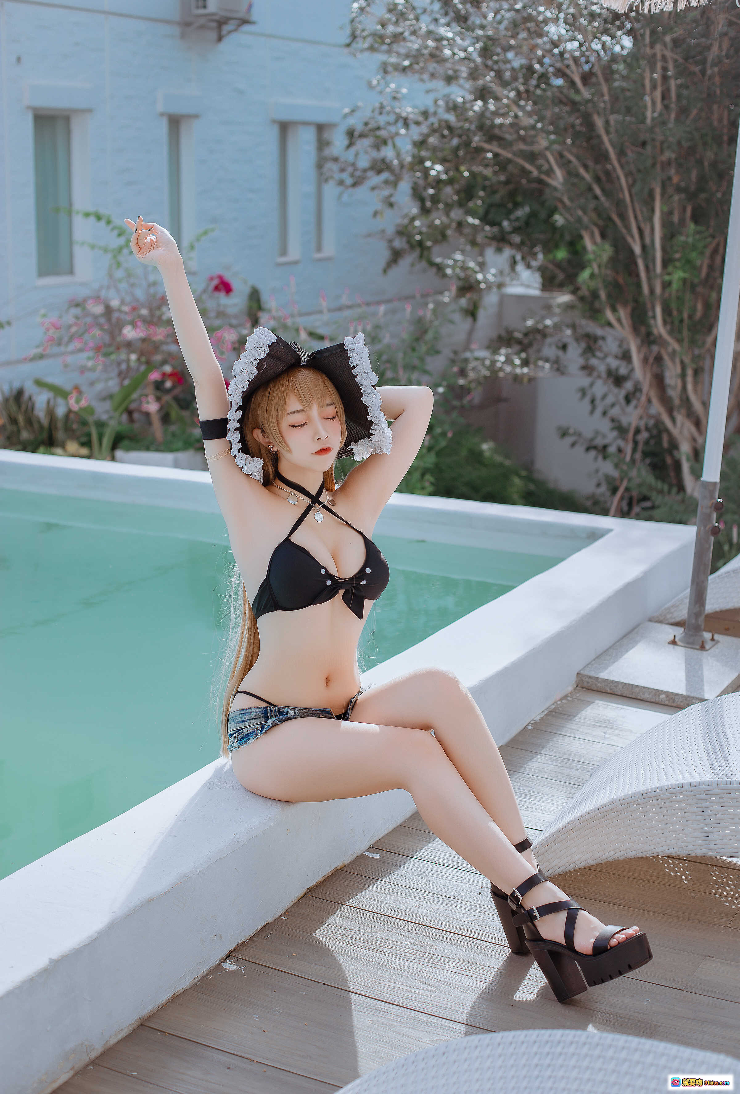 图片[4] - 二佐Nisa NO.117 碧蓝航线 让巴尔泳装写真 甜美女仆帽+黑色比基尼+牛仔短裤+厚底高跟 阳光泳池边性感坐姿 20P高清图集 - 就要吻