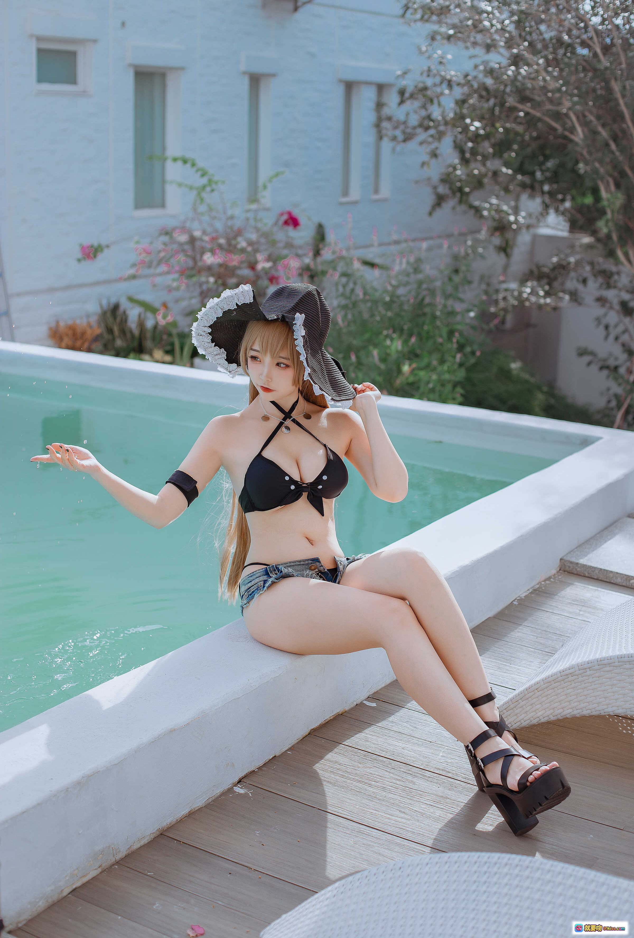 图片[5] - 二佐Nisa NO.117 碧蓝航线 让巴尔泳装写真 甜美女仆帽+黑色比基尼+牛仔短裤+厚底高跟 阳光泳池边性感坐姿 20P高清图集 - 就要吻