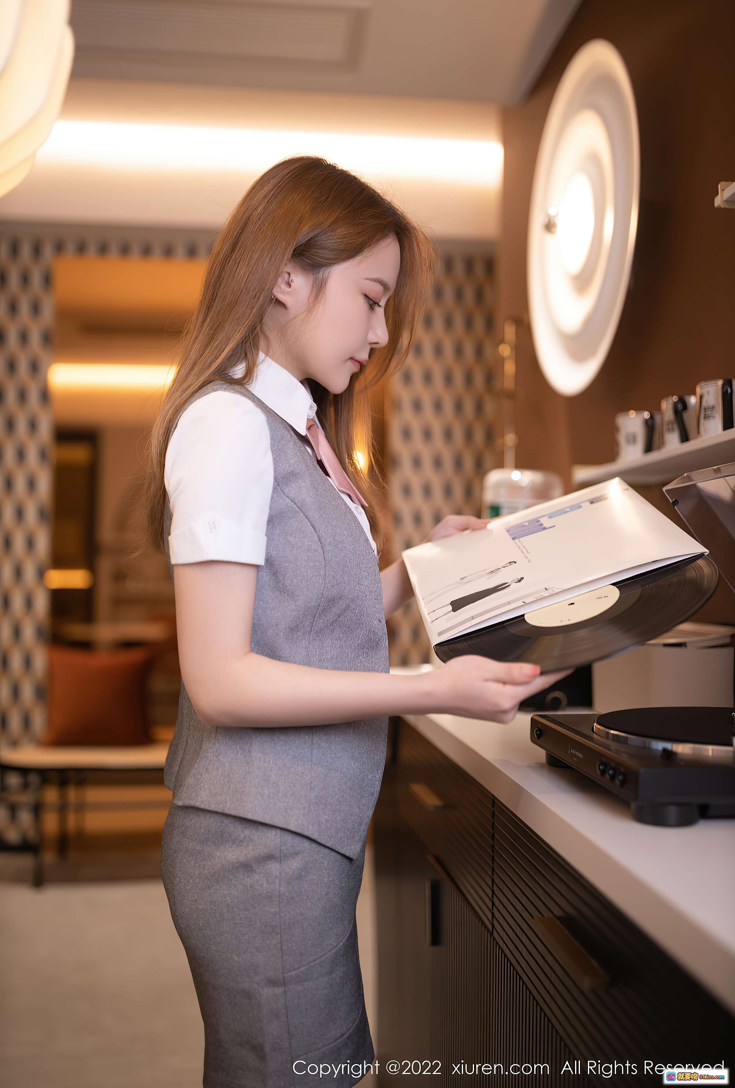 图片[2] - 鱼子酱Fish职业装写真｜灰色短裙+白色高跟美腿特写｜XiuRen秀人网NO.4538优雅职场风 - 就要吻