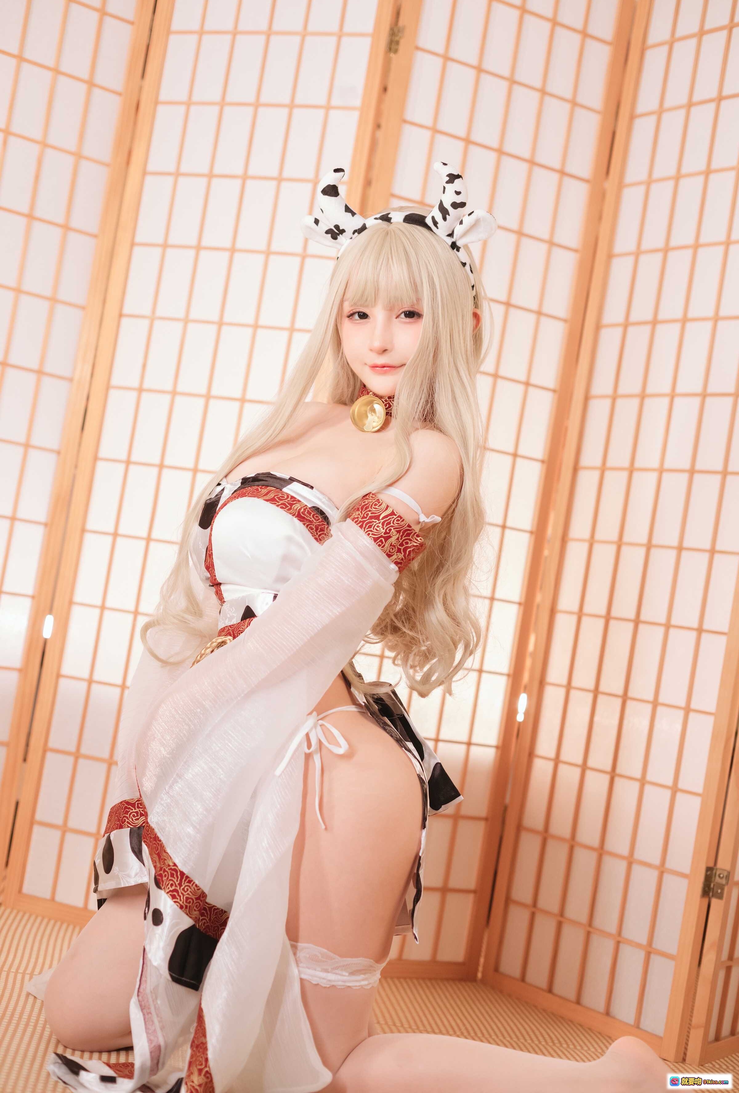 图片[1] - 桜井宁宁NO.046牛牛子和服Cosplay写真｜奶牛纹头饰+白红和风服饰+日式屏风背景｜47P高清美图 - 就要吻