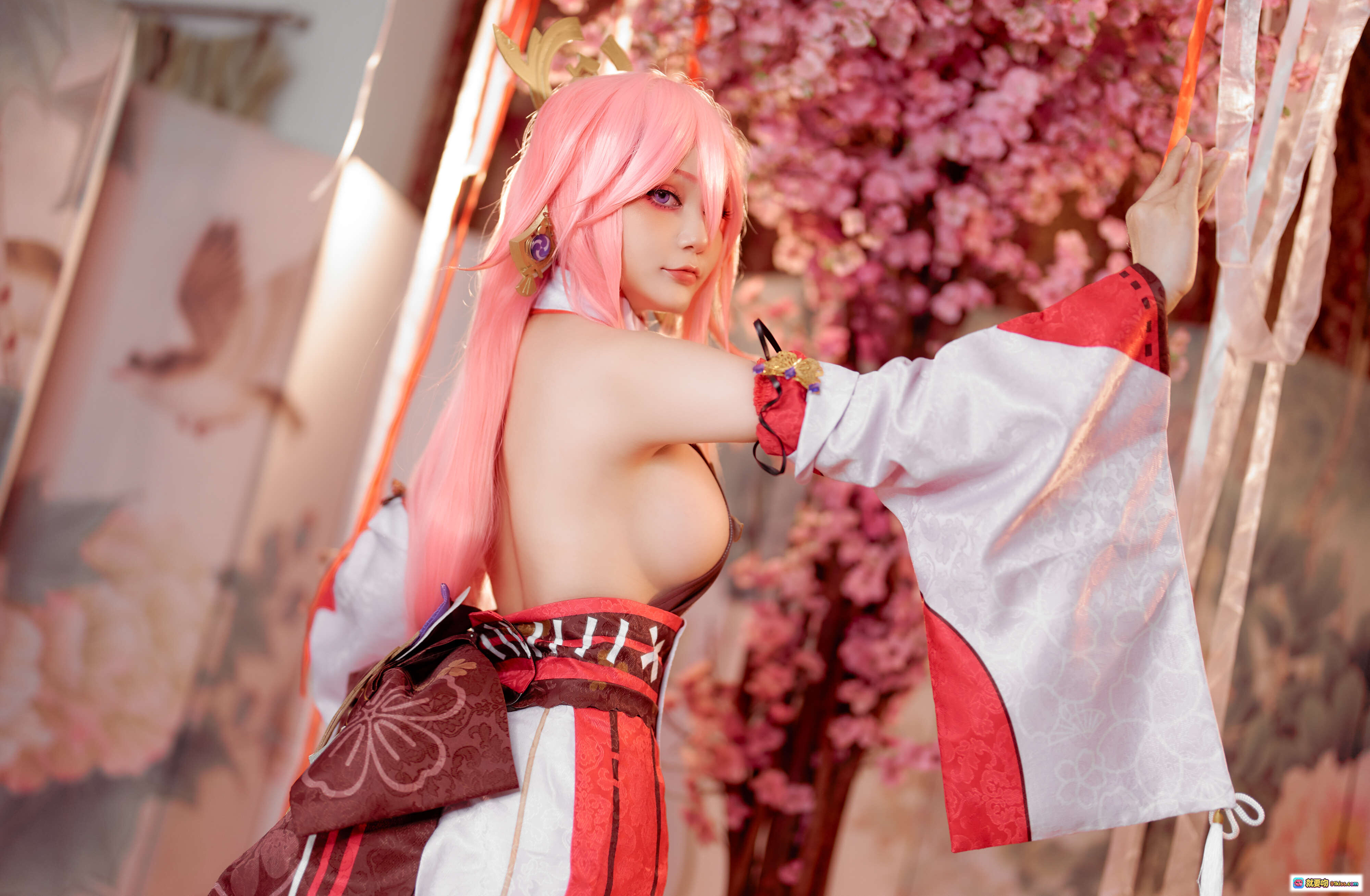 图片[3] - 原神八重神子cosplay 粉发和风造型 红白巫女服 樱花背景 油纸伞 高跟木屐 精致妆容 35P高清图集 - 就要吻