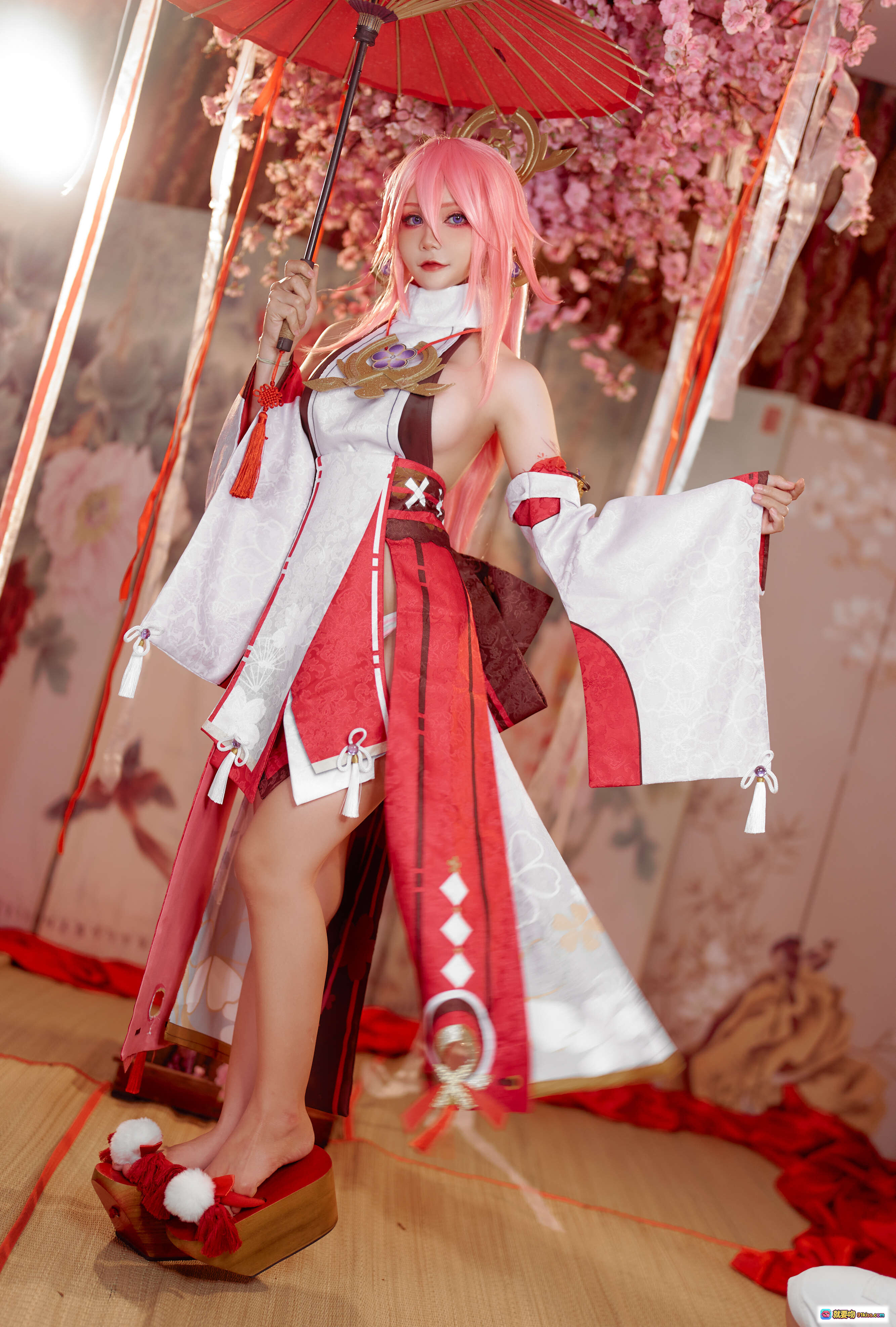 图片[1] - 原神八重神子cosplay 粉发和风造型 红白巫女服 樱花背景 油纸伞 高跟木屐 精致妆容 35P高清图集 - 就要吻