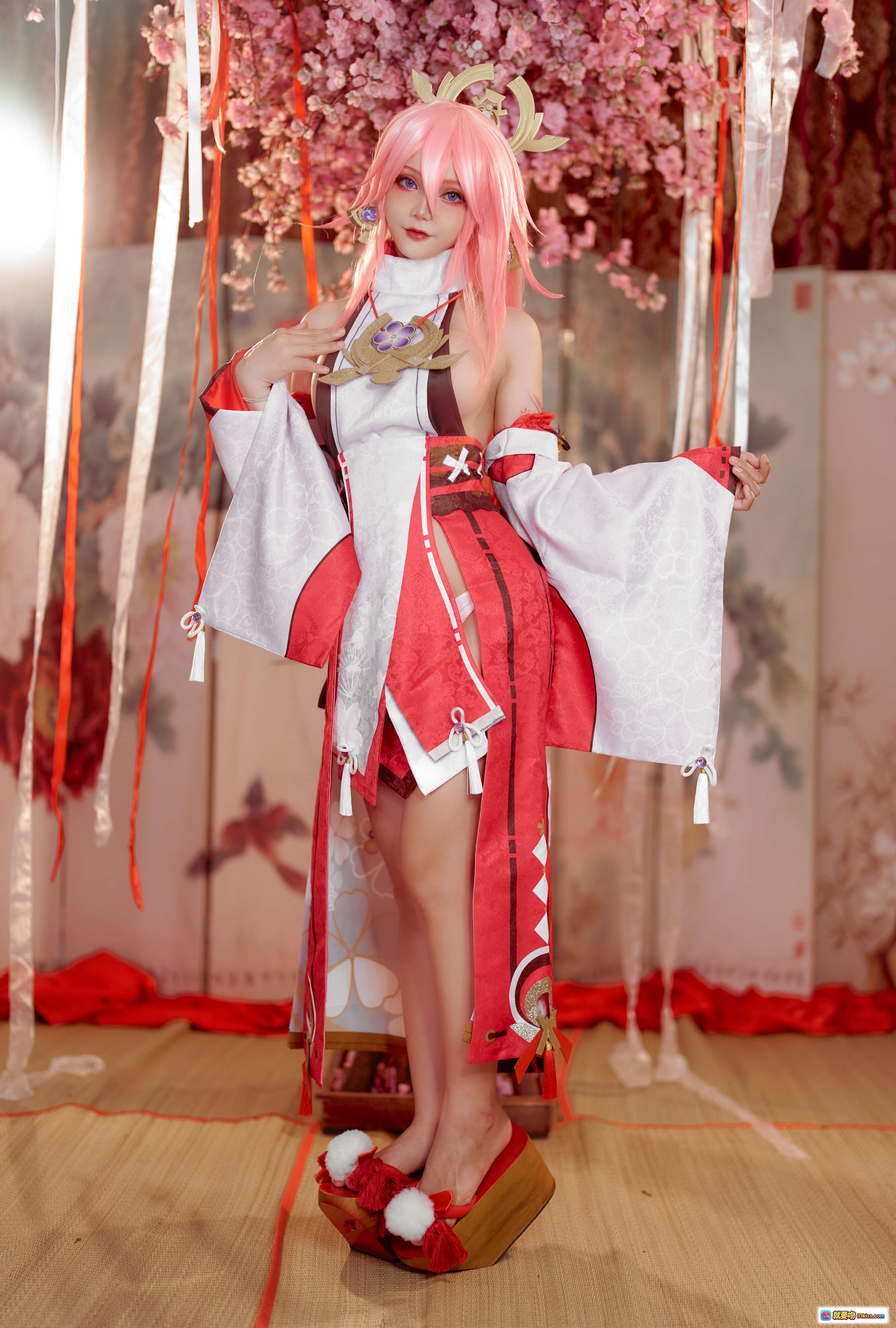 图片[2] - 原神八重神子cosplay 粉发和风造型 红白巫女服 樱花背景 油纸伞 高跟木屐 精致妆容 35P高清图集 - 就要吻