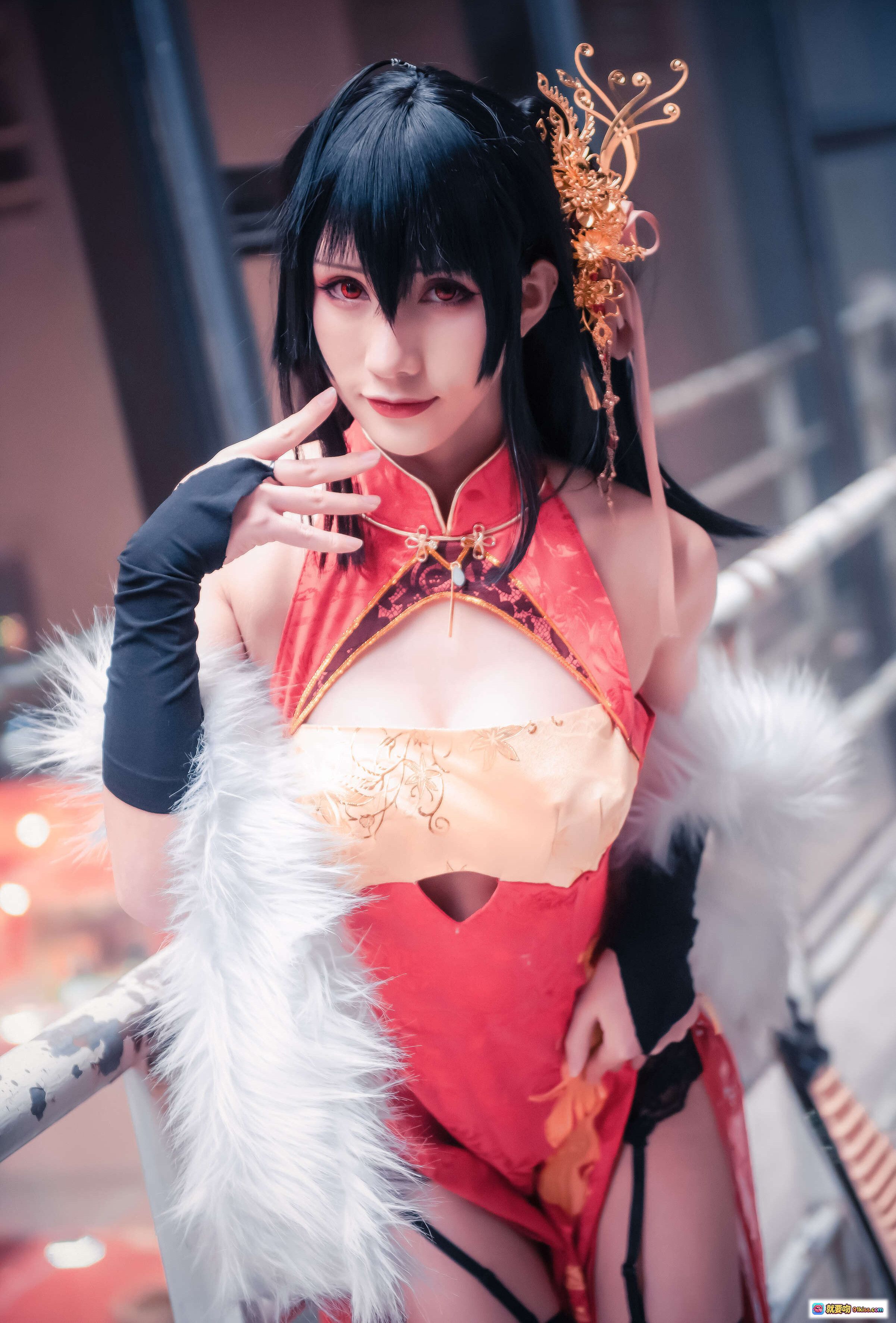 雅祈樱岛麻衣大凤旗袍Cosplay写真 | 红色旗袍+白毛领+金色发饰+黑长直+精致妆容 | 38P高清美图 - 就要吻