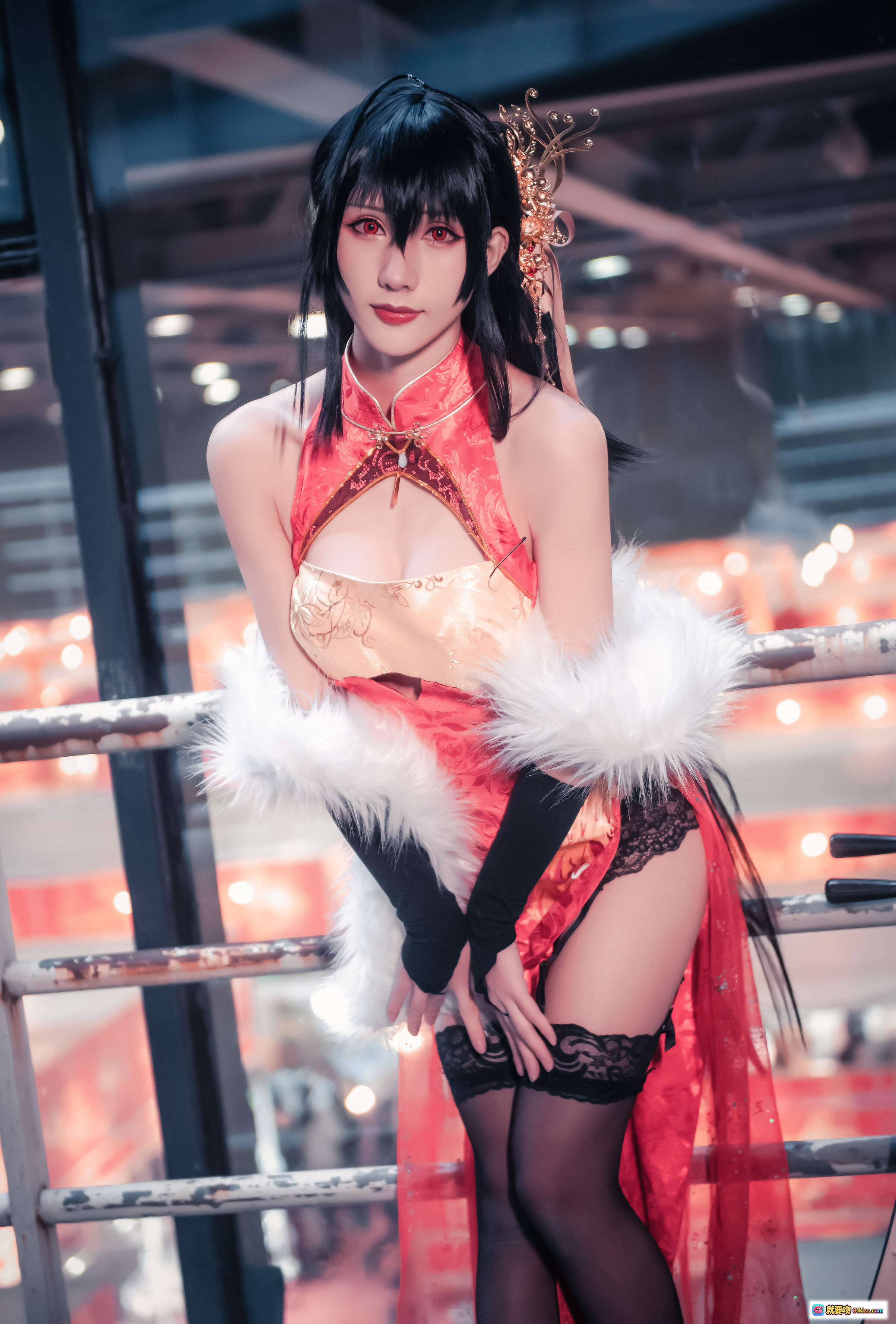 图片[2] - 雅祈樱岛麻衣大凤旗袍Cosplay写真 | 红色旗袍+白毛领+金色发饰+黑长直+精致妆容 | 38P高清美图 - 就要吻