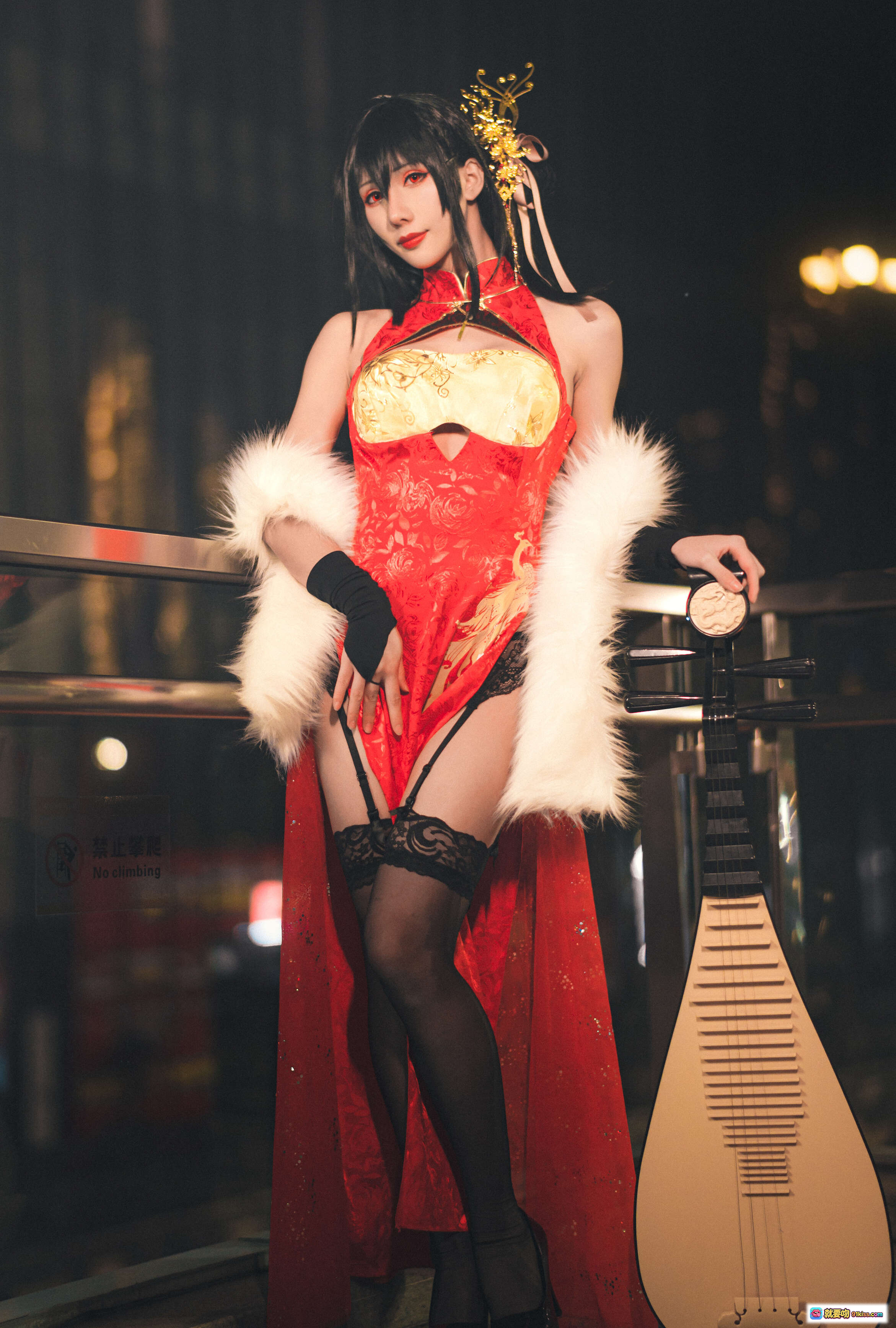 图片[10] - 雅祈樱岛麻衣大凤旗袍Cosplay写真 | 红色旗袍+白毛领+金色发饰+黑长直+精致妆容 | 38P高清美图 - 就要吻