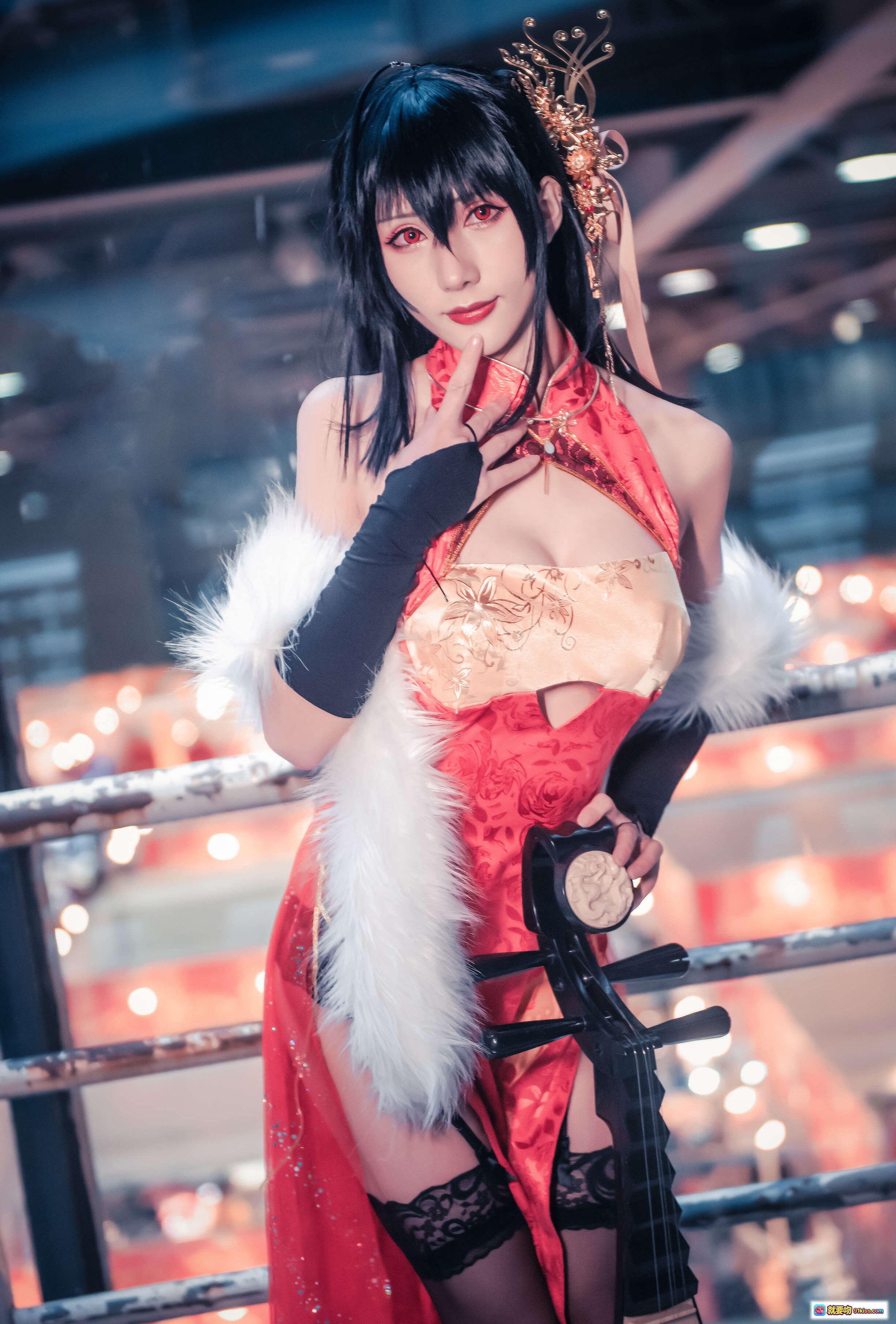 图片[6] - 雅祈樱岛麻衣大凤旗袍Cosplay写真 | 红色旗袍+白毛领+金色发饰+黑长直+精致妆容 | 38P高清美图 - 就要吻