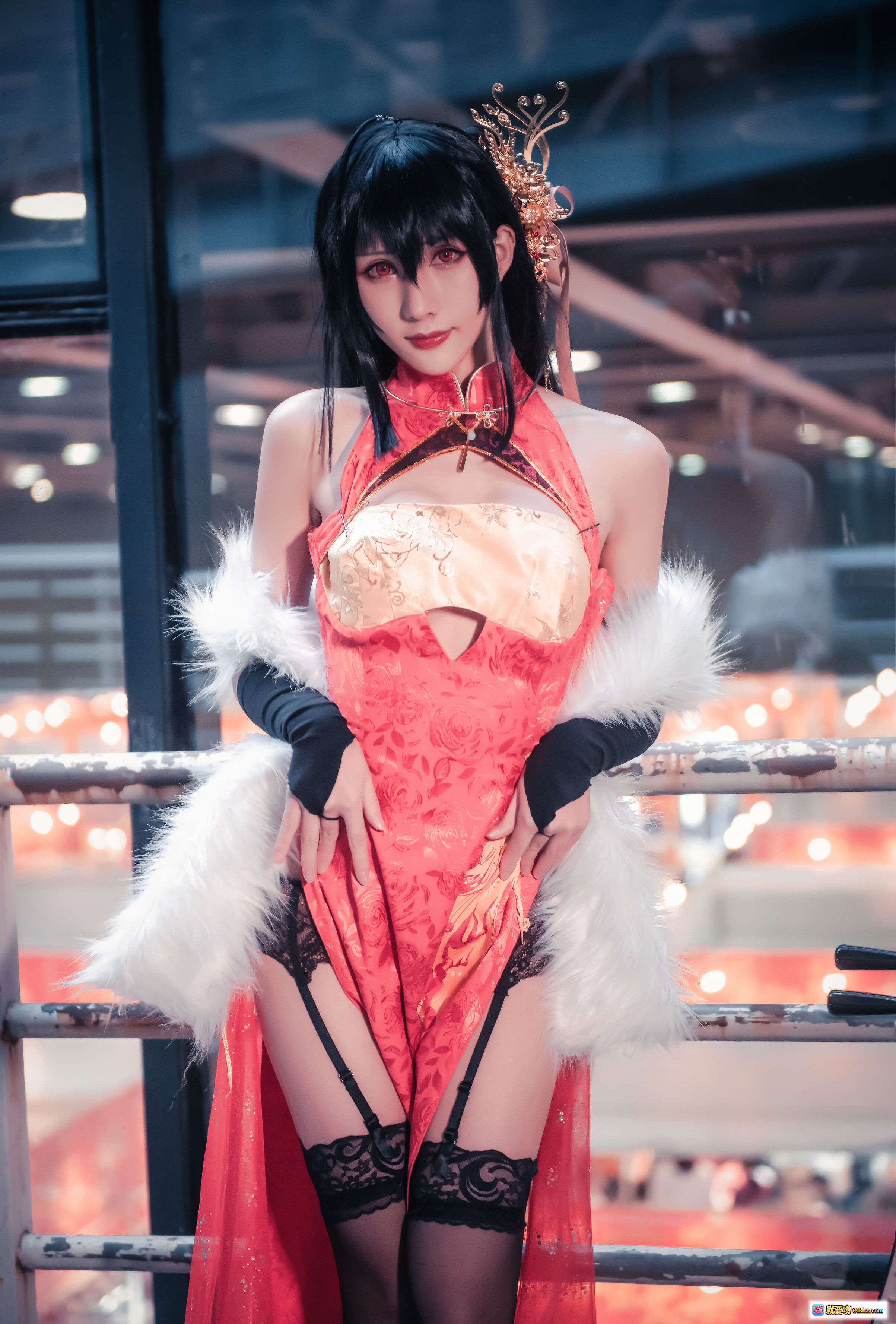 图片[9] - 雅祈樱岛麻衣大凤旗袍Cosplay写真 | 红色旗袍+白毛领+金色发饰+黑长直+精致妆容 | 38P高清美图 - 就要吻