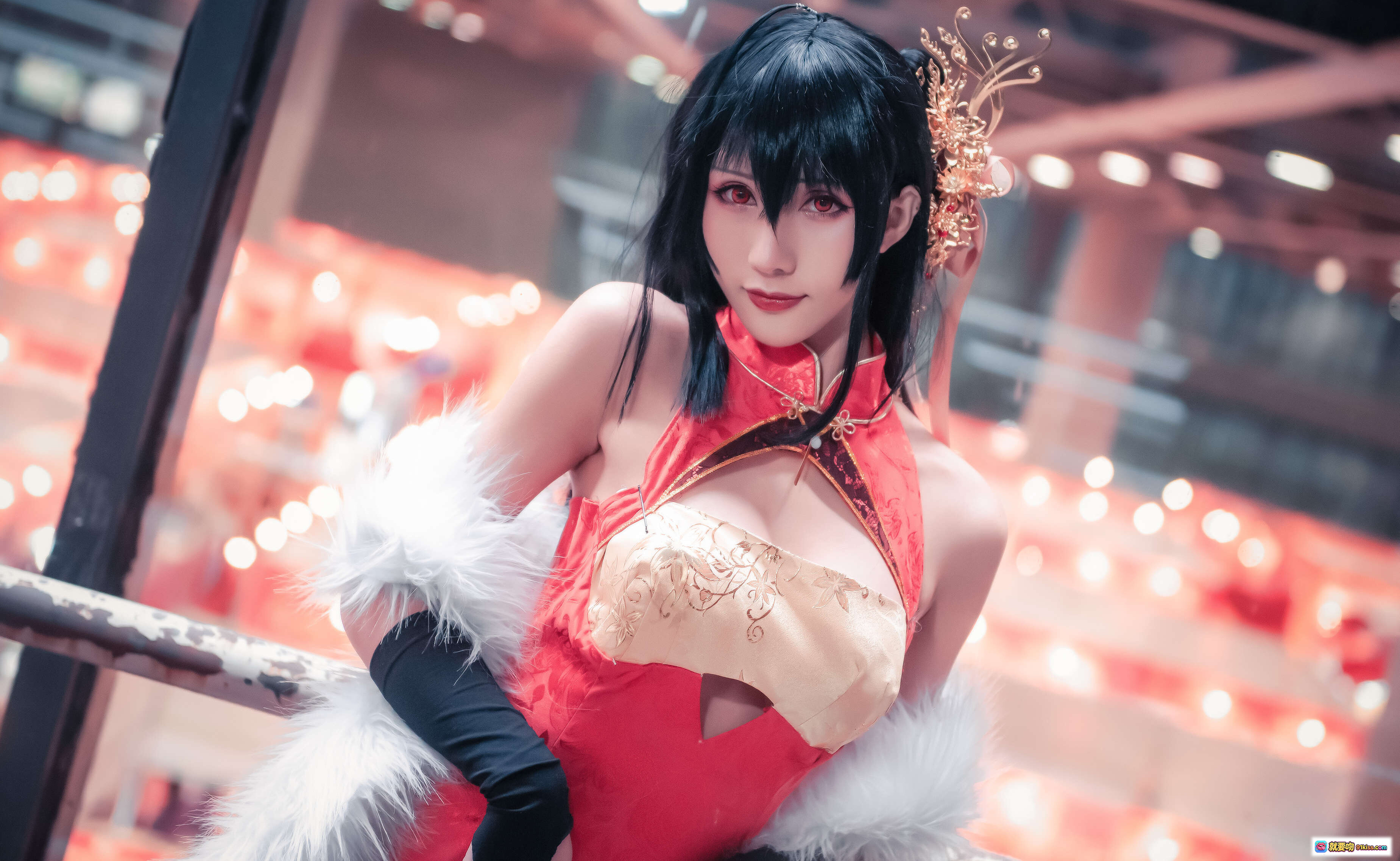 图片[7] - 雅祈樱岛麻衣大凤旗袍Cosplay写真 | 红色旗袍+白毛领+金色发饰+黑长直+精致妆容 | 38P高清美图 - 就要吻