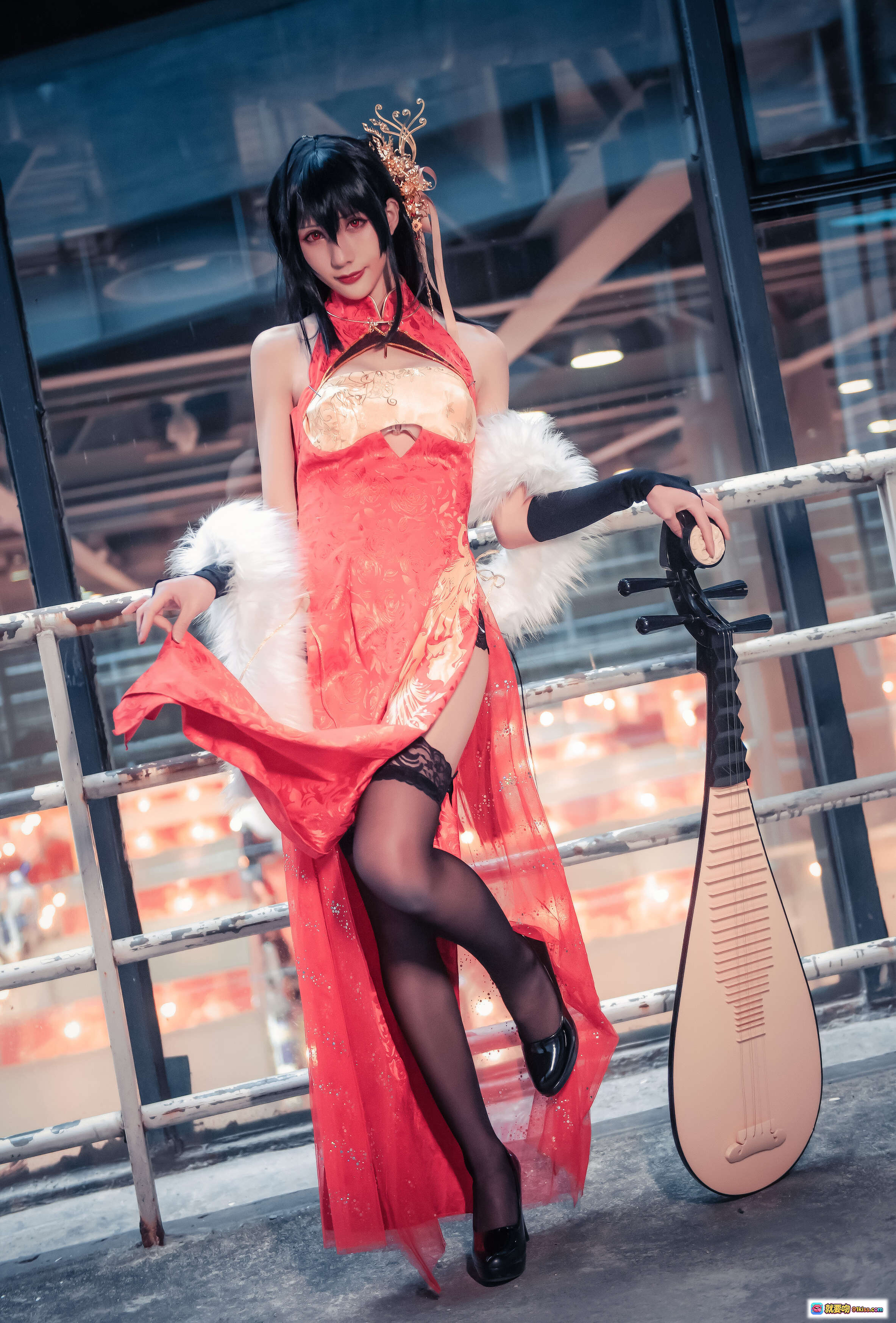 图片[4] - 雅祈樱岛麻衣大凤旗袍Cosplay写真 | 红色旗袍+白毛领+金色发饰+黑长直+精致妆容 | 38P高清美图 - 就要吻