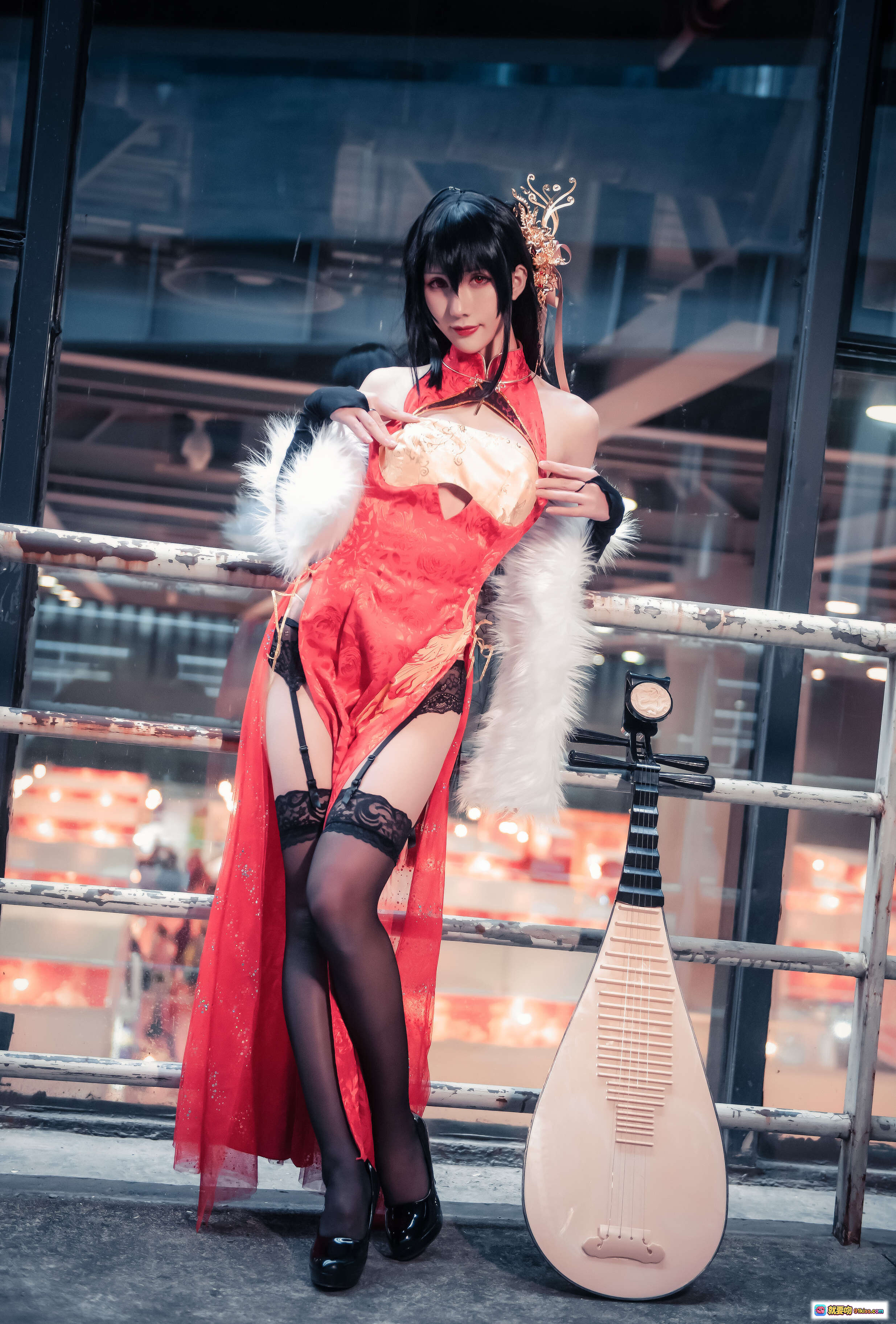 图片[3] - 雅祈樱岛麻衣大凤旗袍Cosplay写真 | 红色旗袍+白毛领+金色发饰+黑长直+精致妆容 | 38P高清美图 - 就要吻