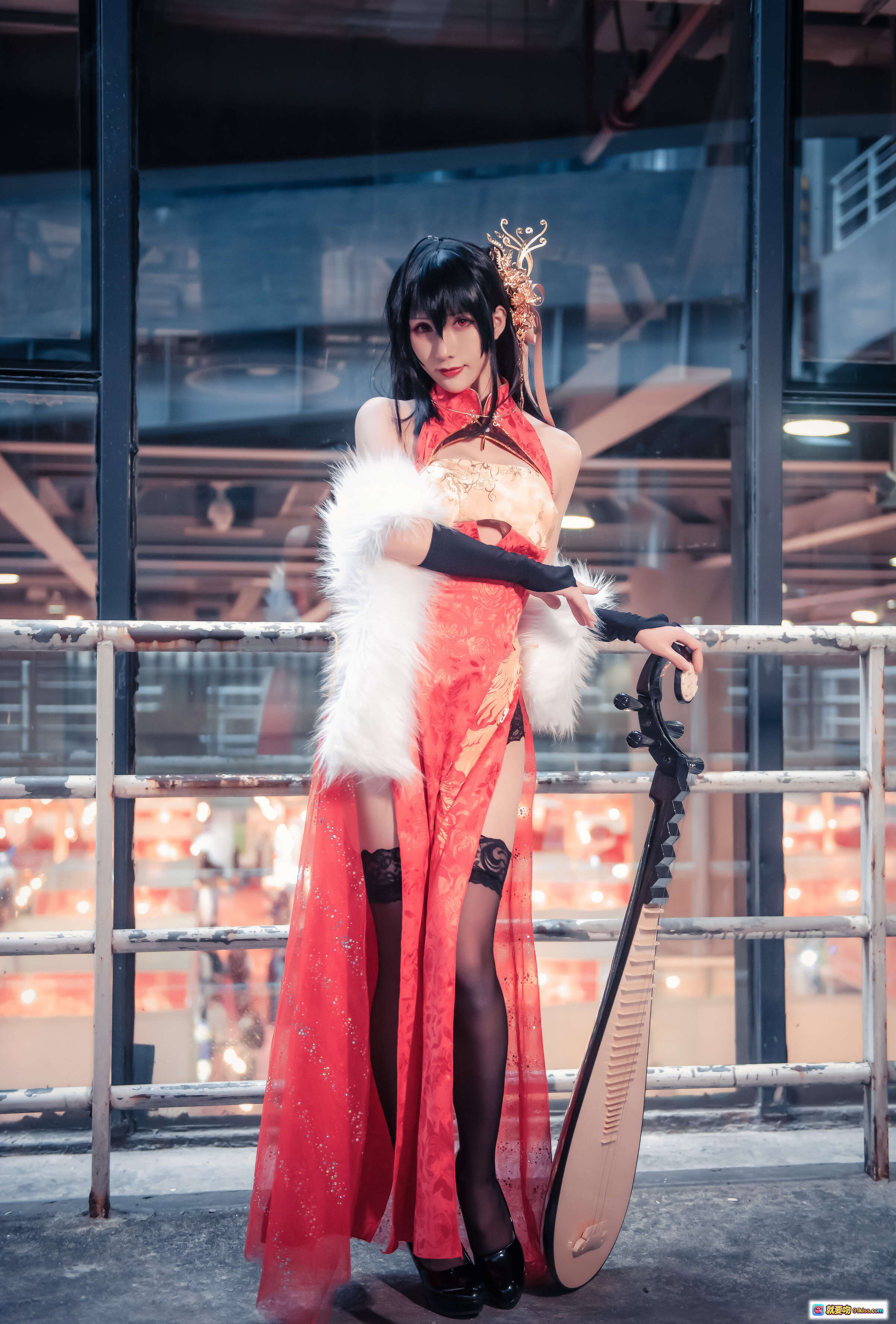 图片[5] - 雅祈樱岛麻衣大凤旗袍Cosplay写真 | 红色旗袍+白毛领+金色发饰+黑长直+精致妆容 | 38P高清美图 - 就要吻