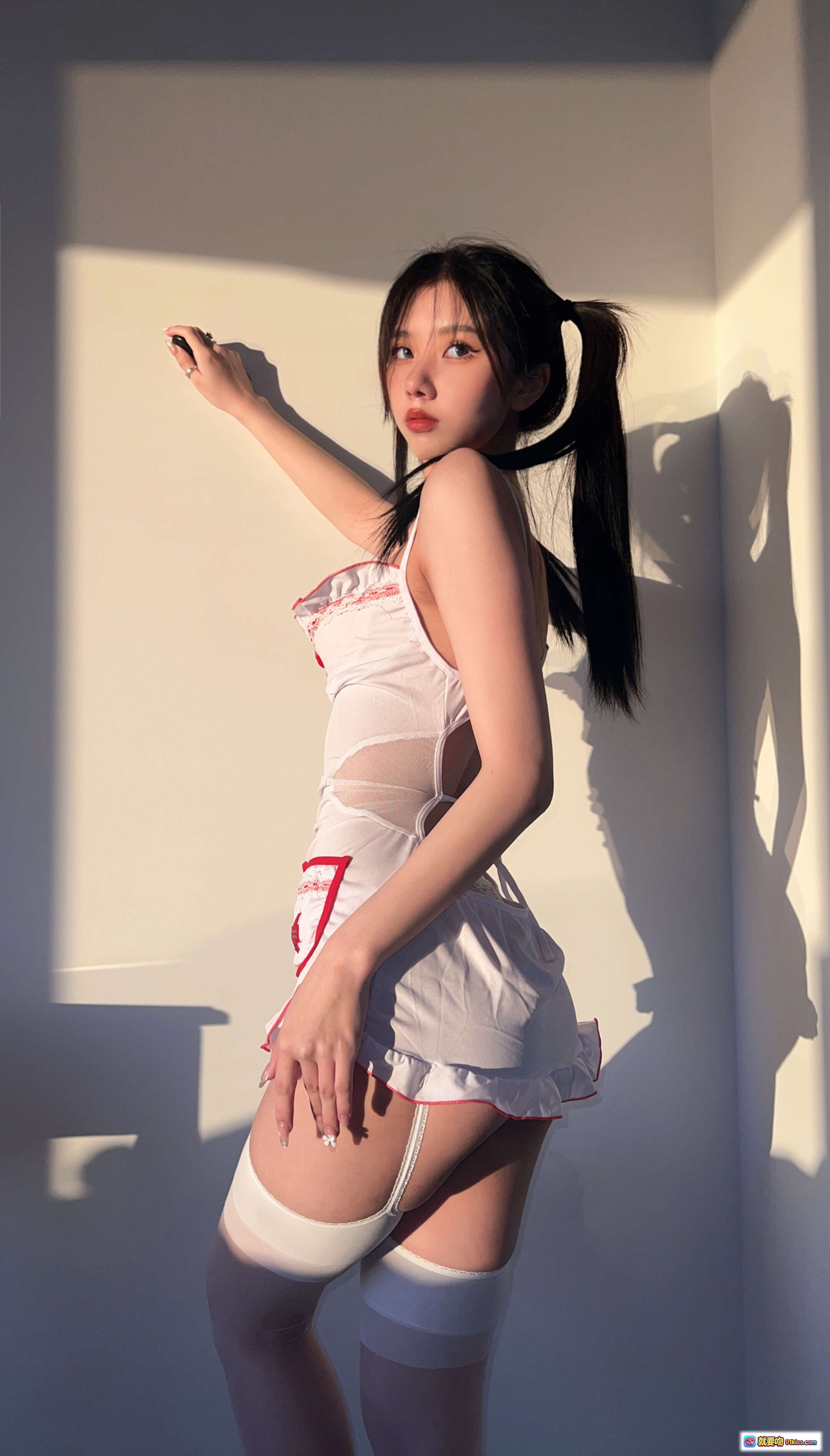 图片[4] - 果咩酱w NO.28 情人节写真 | 白色蕾丝吊带裙+红色蝴蝶结+网纱吊袜带 | 40P高清美图 - 就要吻