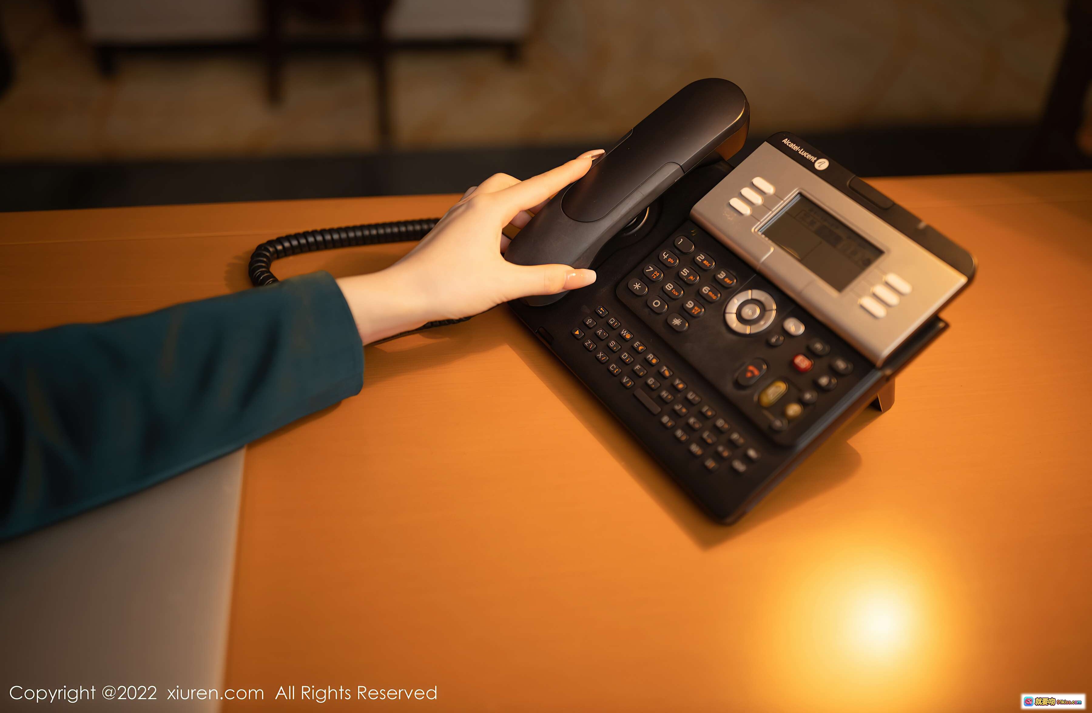 图片[1] - 鱼子酱Fish黑丝性感写真_办公桌电话场景_优雅手部特写_高清私房摄影_XiuRen秀人网NO.4497 - 就要吻