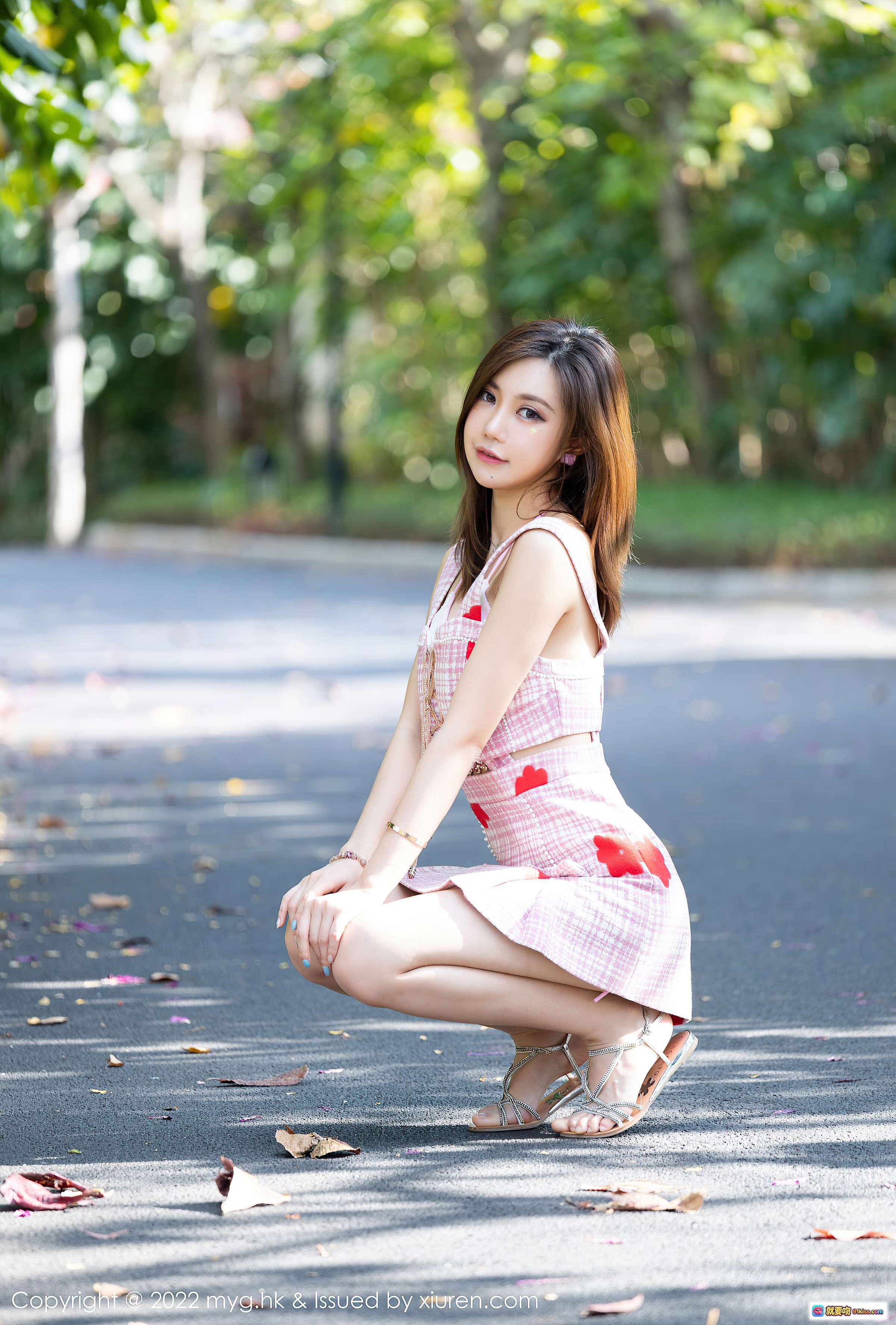 图片[8] - 绮里嘉ula珠三角旅拍写真｜粉色格纹爱心连衣裙少女风户外街拍｜MyGirl美媛馆VOL.623高清图集 - 就要吻