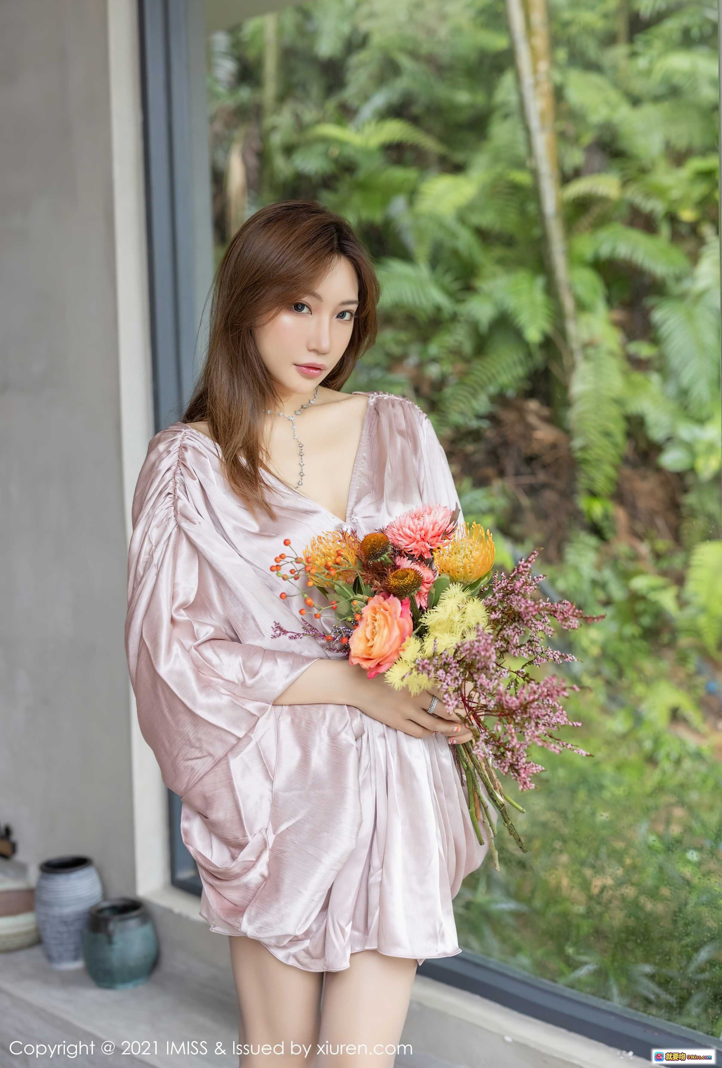 图片[9] - 小狐狸Kathryn优雅坐姿穿高跟鞋 粉色丝绸睡衣搭配肉色丝袜 精致室内写真 IMiss Vol.640 2021年11月8日 - 就要吻