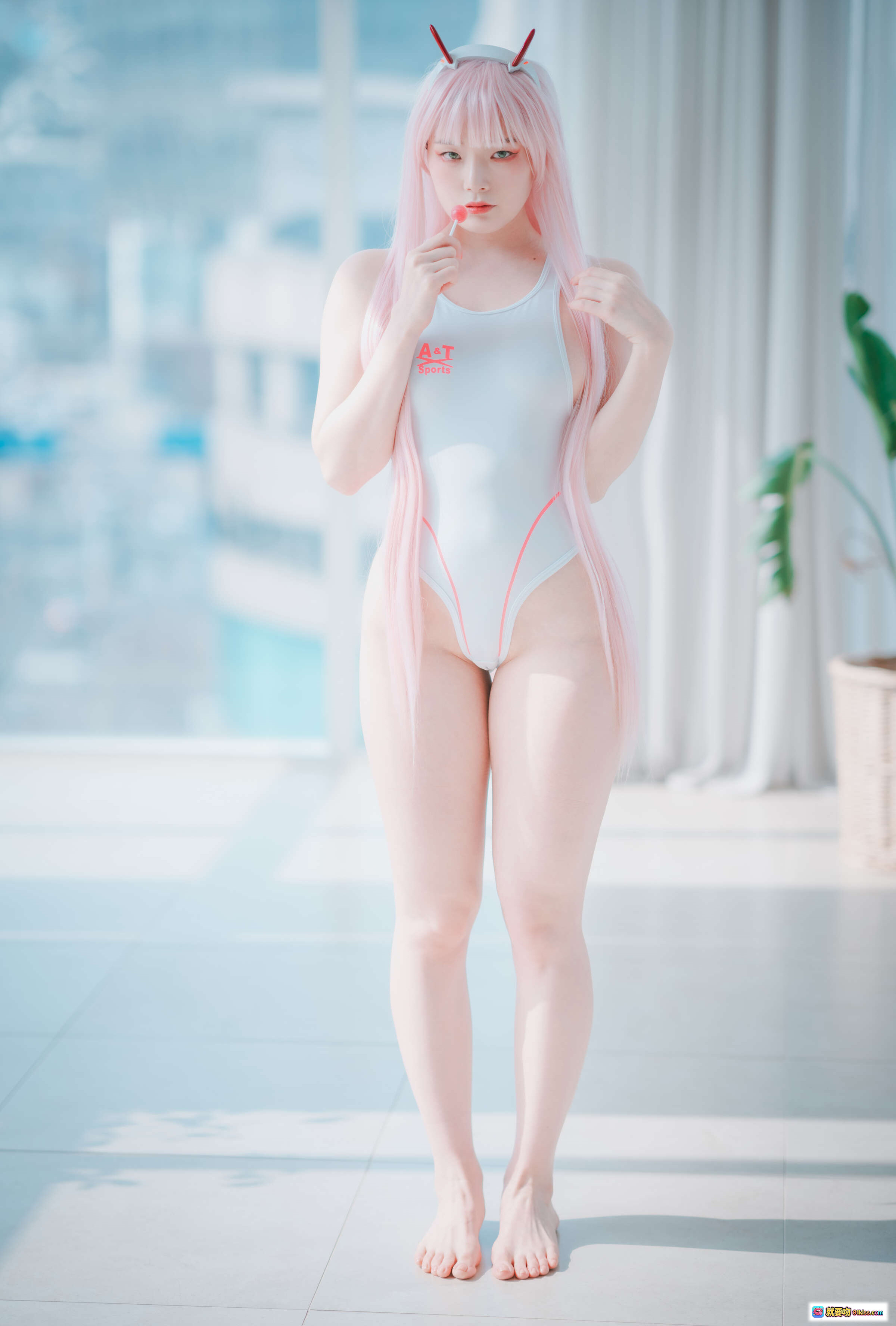图片[2] - Pia Darling 零二 Cosplay 粉发恶魔角 白色紧身衣 性感坐姿 纯欲风写真 112P高清图集 - 就要吻