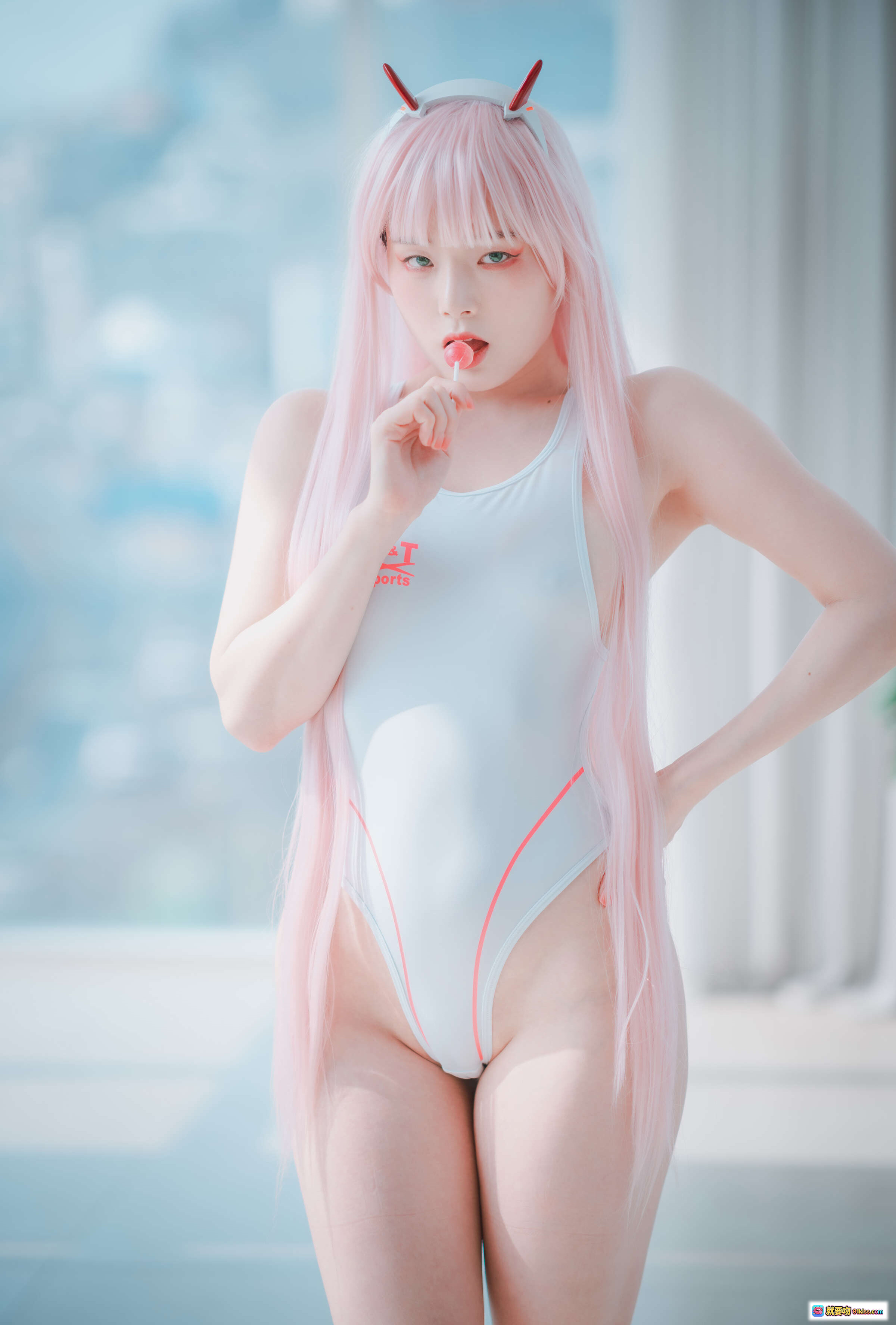 图片[3] - Pia Darling 零二 Cosplay 粉发恶魔角 白色紧身衣 性感坐姿 纯欲风写真 112P高清图集 - 就要吻