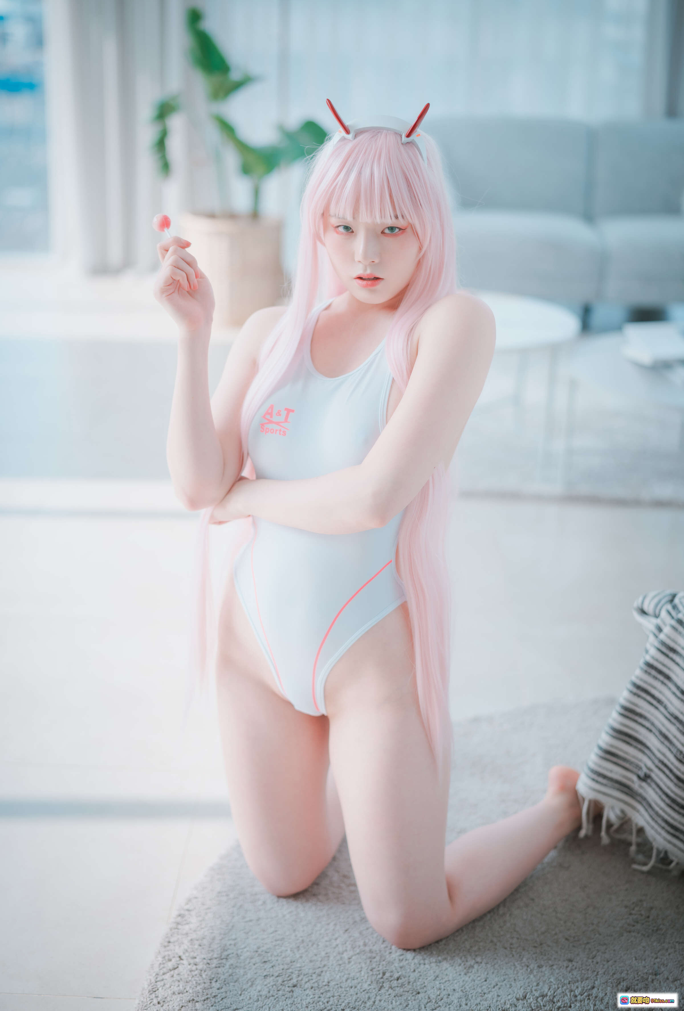 图片[10] - Pia Darling 零二 Cosplay 粉发恶魔角 白色紧身衣 性感坐姿 纯欲风写真 112P高清图集 - 就要吻