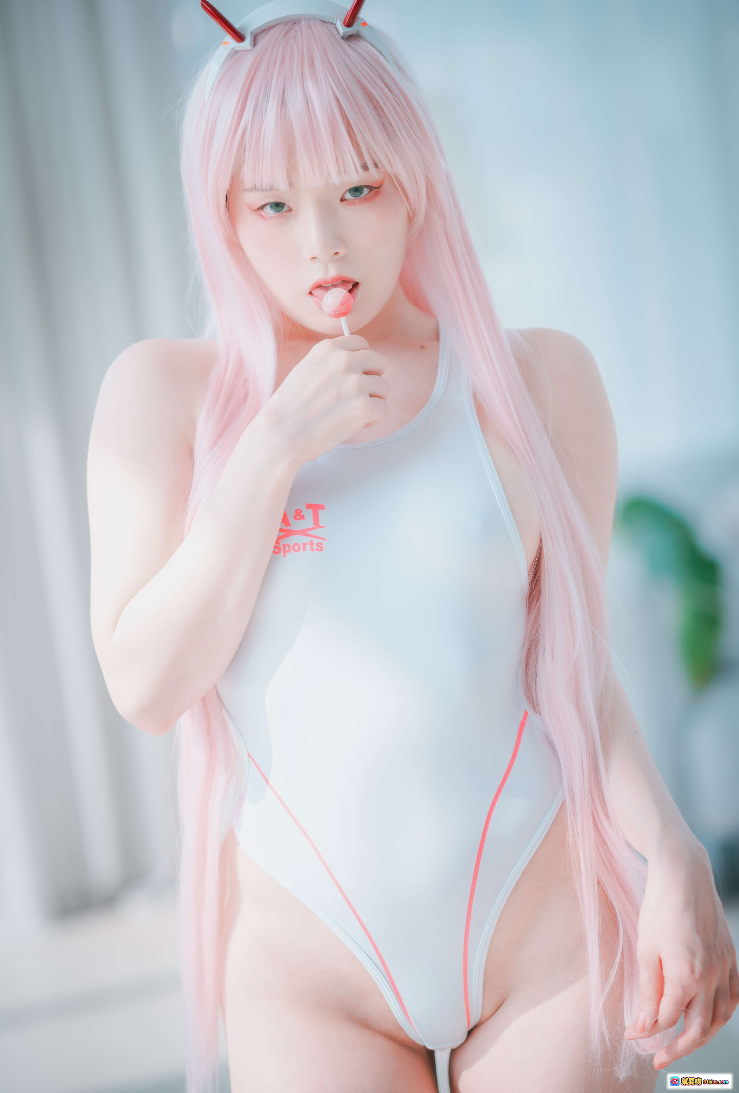 图片[5] - Pia Darling 零二 Cosplay 粉发恶魔角 白色紧身衣 性感坐姿 纯欲风写真 112P高清图集 - 就要吻