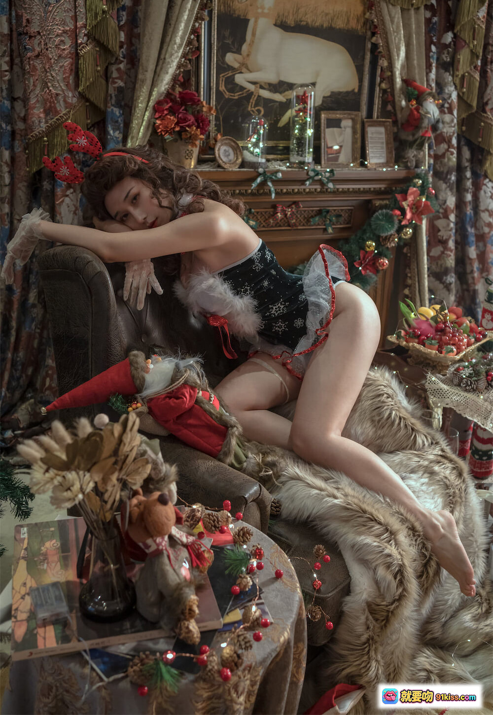 图片[2] - 云溪溪奶桃桃圣诞女郎写真 | 华丽复古风圣诞装饰 | 鹿角发饰蕾丝内衣 | 节日氛围感私房摄影 [45P] - 就要吻