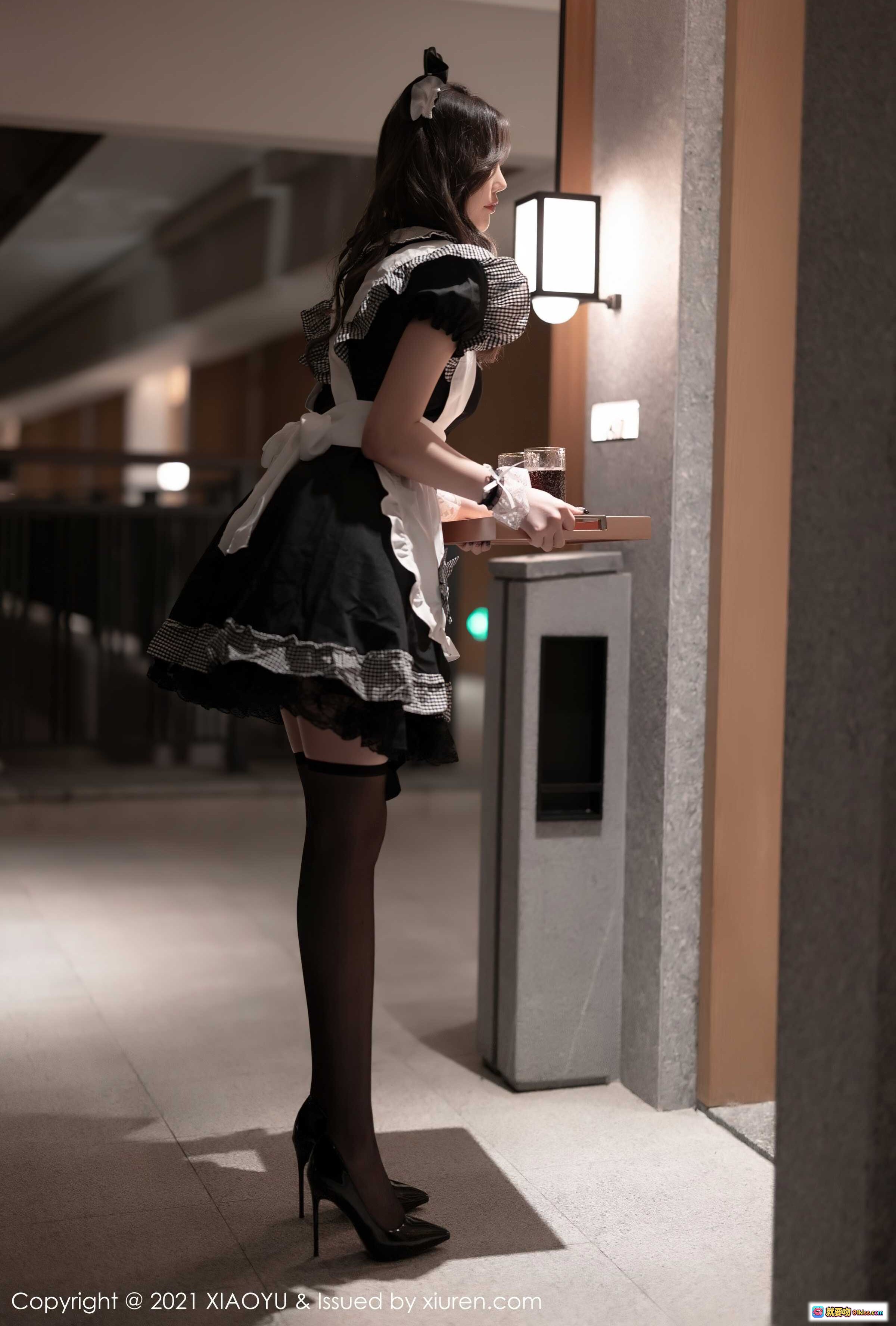 图片[2] - 杨晨晨女仆装黑丝美腿端托盘写真 | XIAOYU Vol.658 2021.11.19 优雅性感室内拍摄 - 就要吻