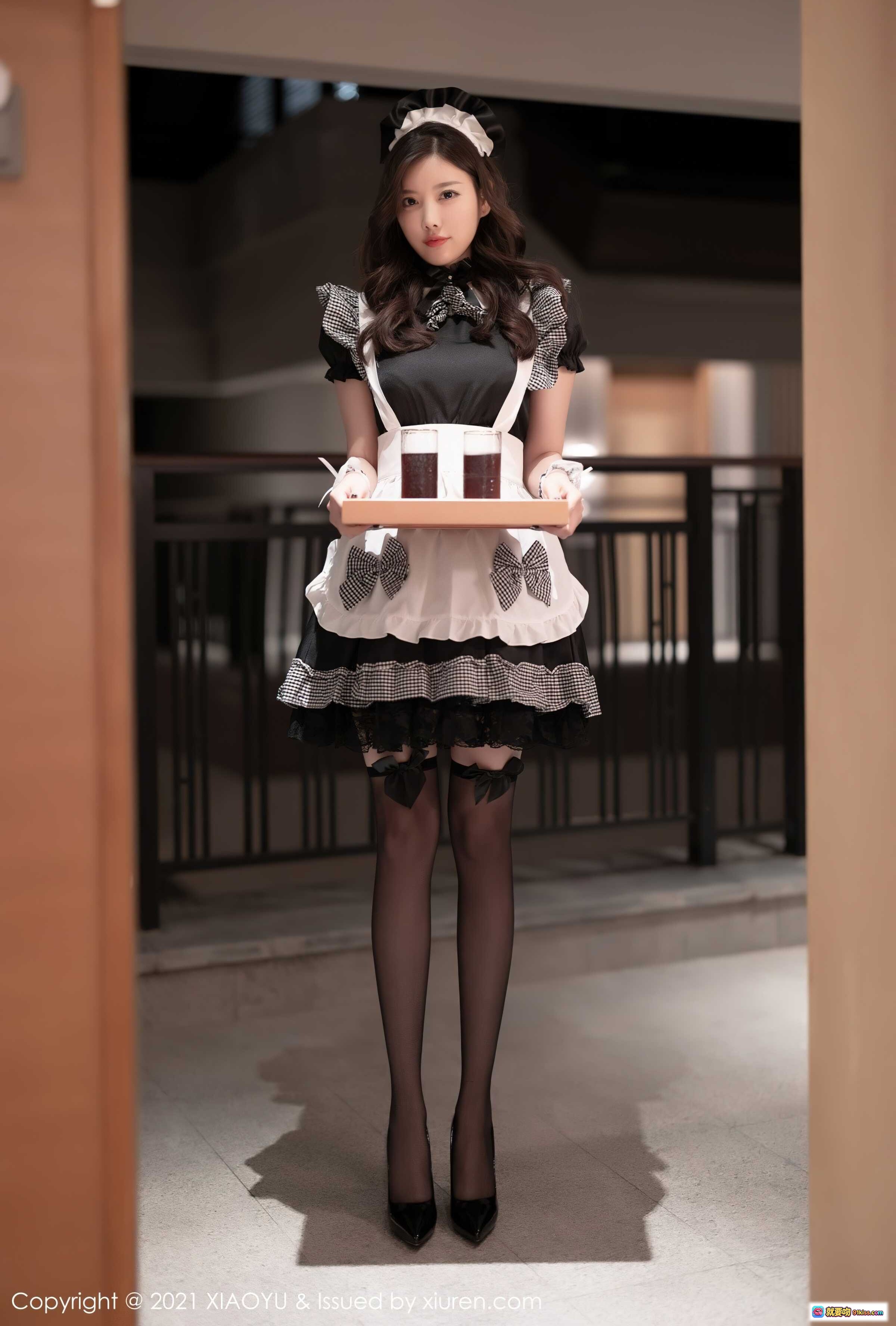 图片[1] - 杨晨晨女仆装黑丝美腿端托盘写真 | XIAOYU Vol.658 2021.11.19 优雅性感室内拍摄 - 就要吻