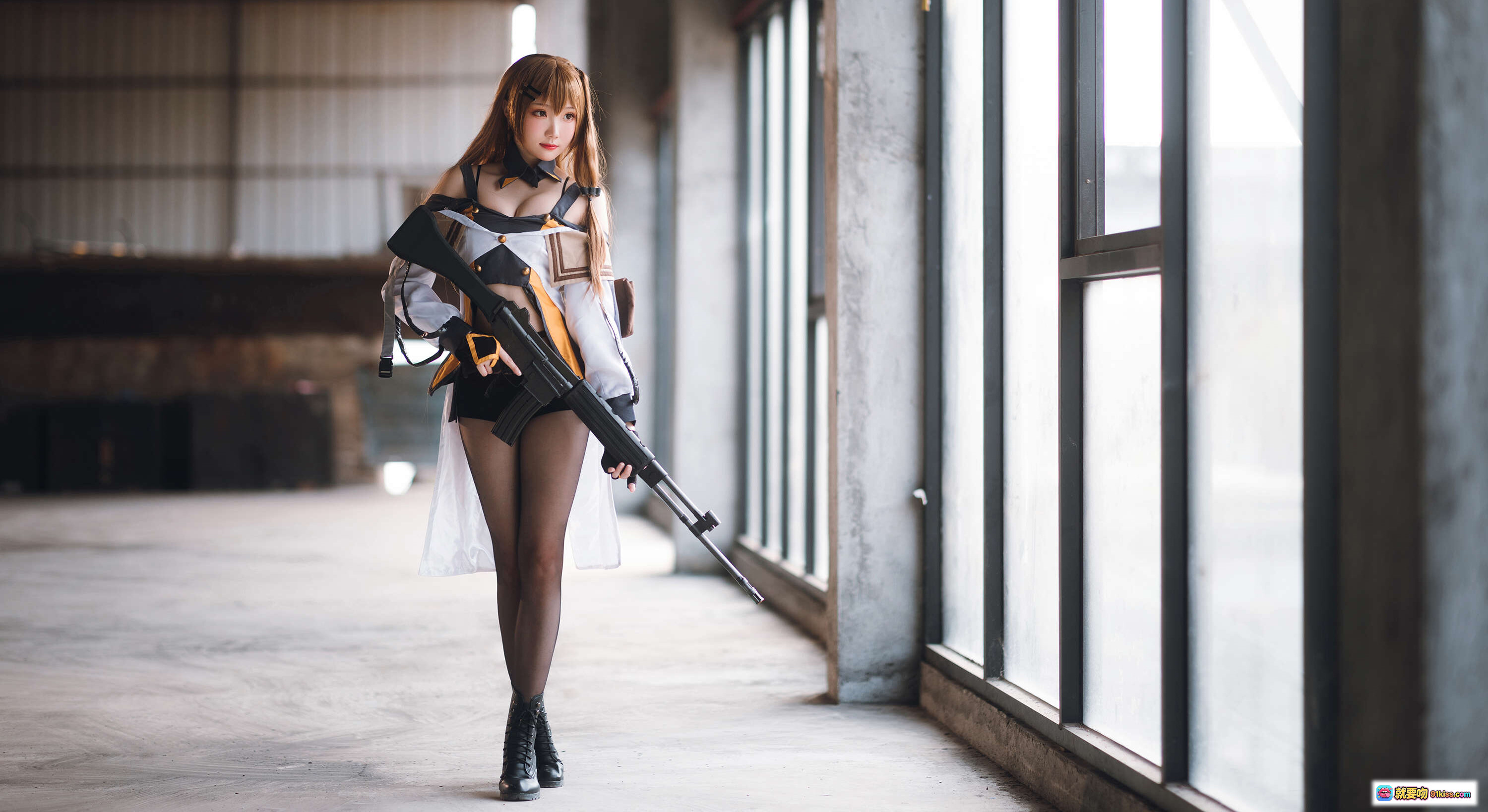 图片[4] - 瓜希酱NO.043 K2 Cosplay写真 | 白裙黑丝持枪废墟场景 | 24P高清图集 161MB - 就要吻