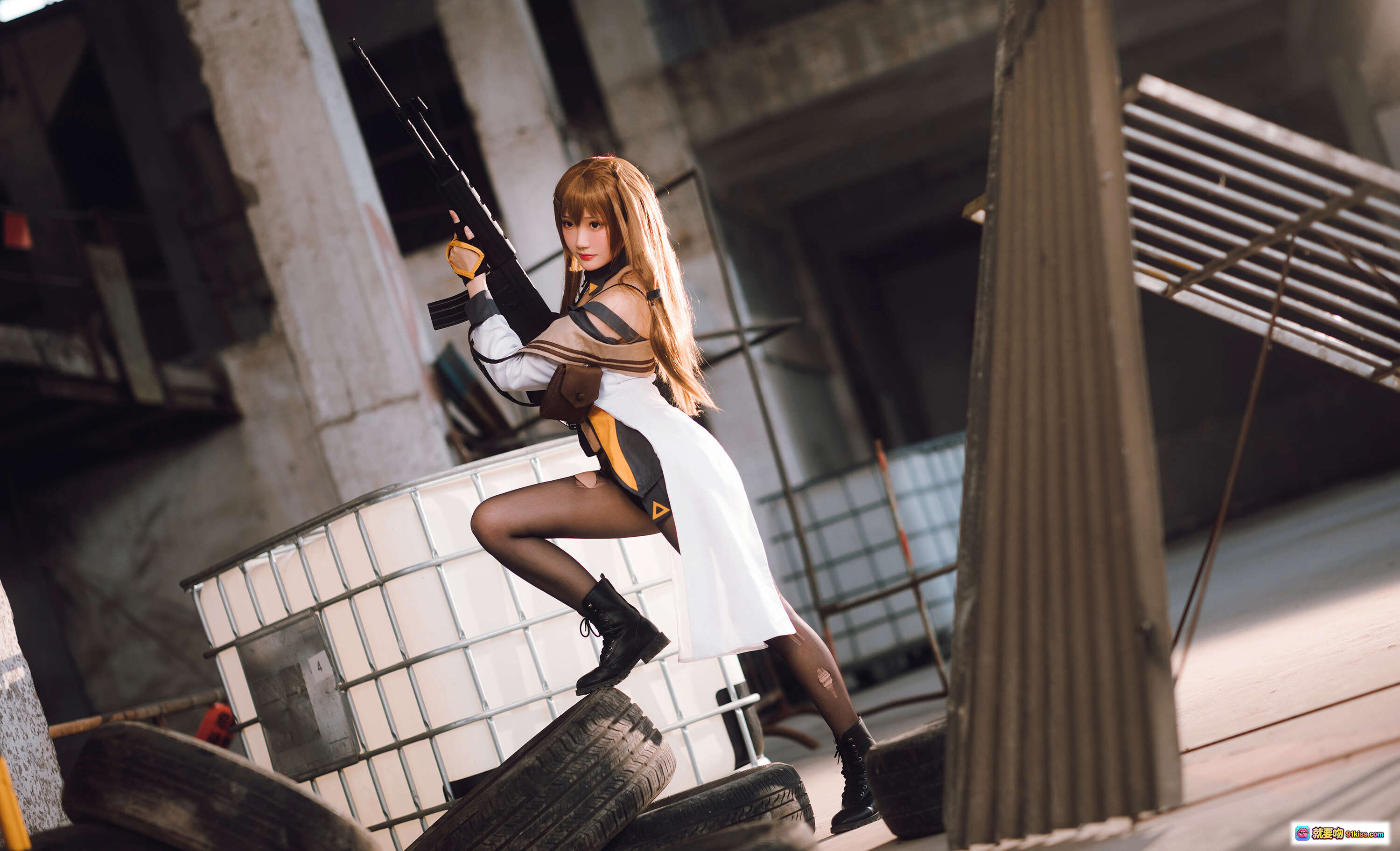 图片[1] - 瓜希酱NO.043 K2 Cosplay写真 | 白裙黑丝持枪废墟场景 | 24P高清图集 161MB - 就要吻