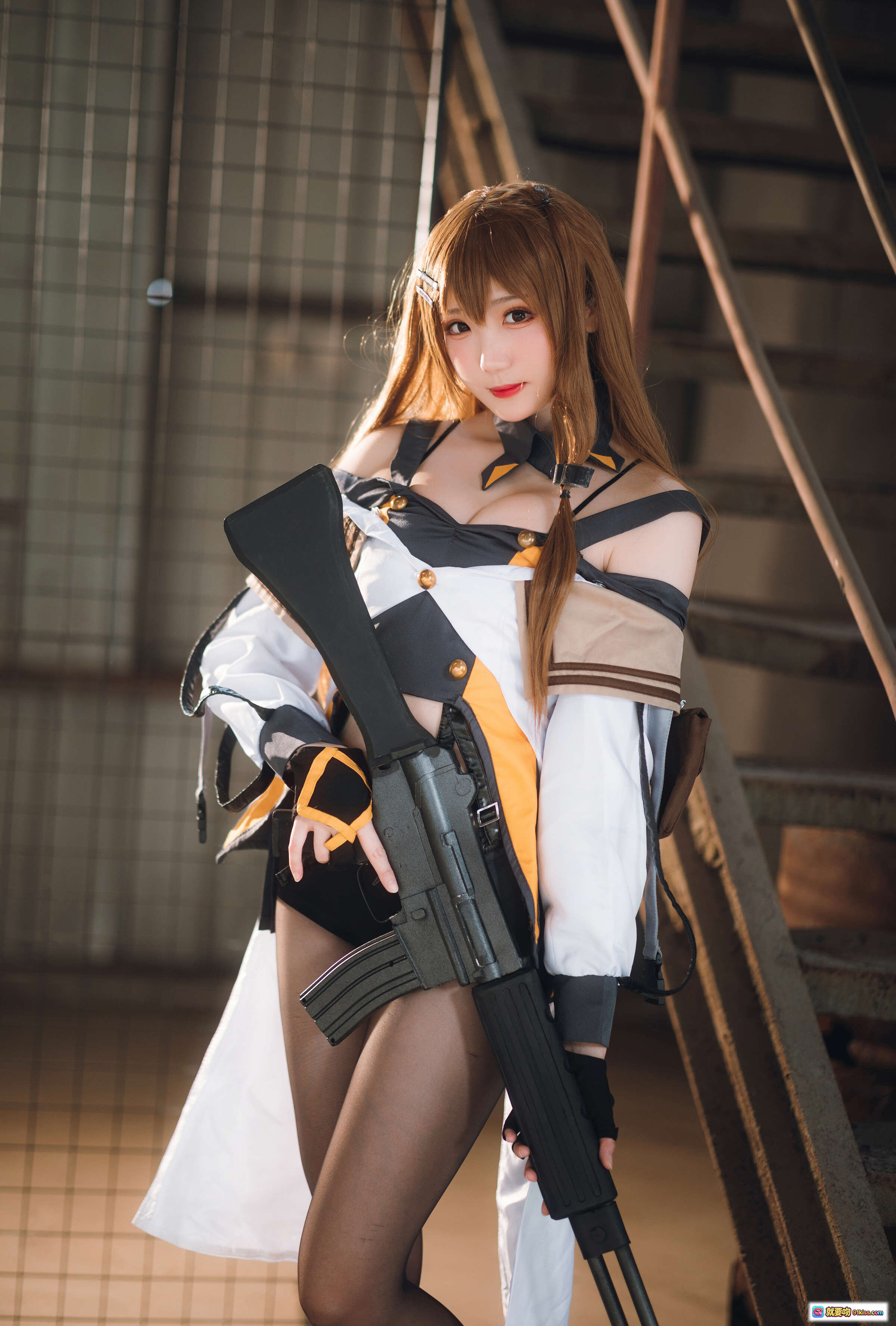 图片[10] - 瓜希酱NO.043 K2 Cosplay写真 | 白裙黑丝持枪废墟场景 | 24P高清图集 161MB - 就要吻