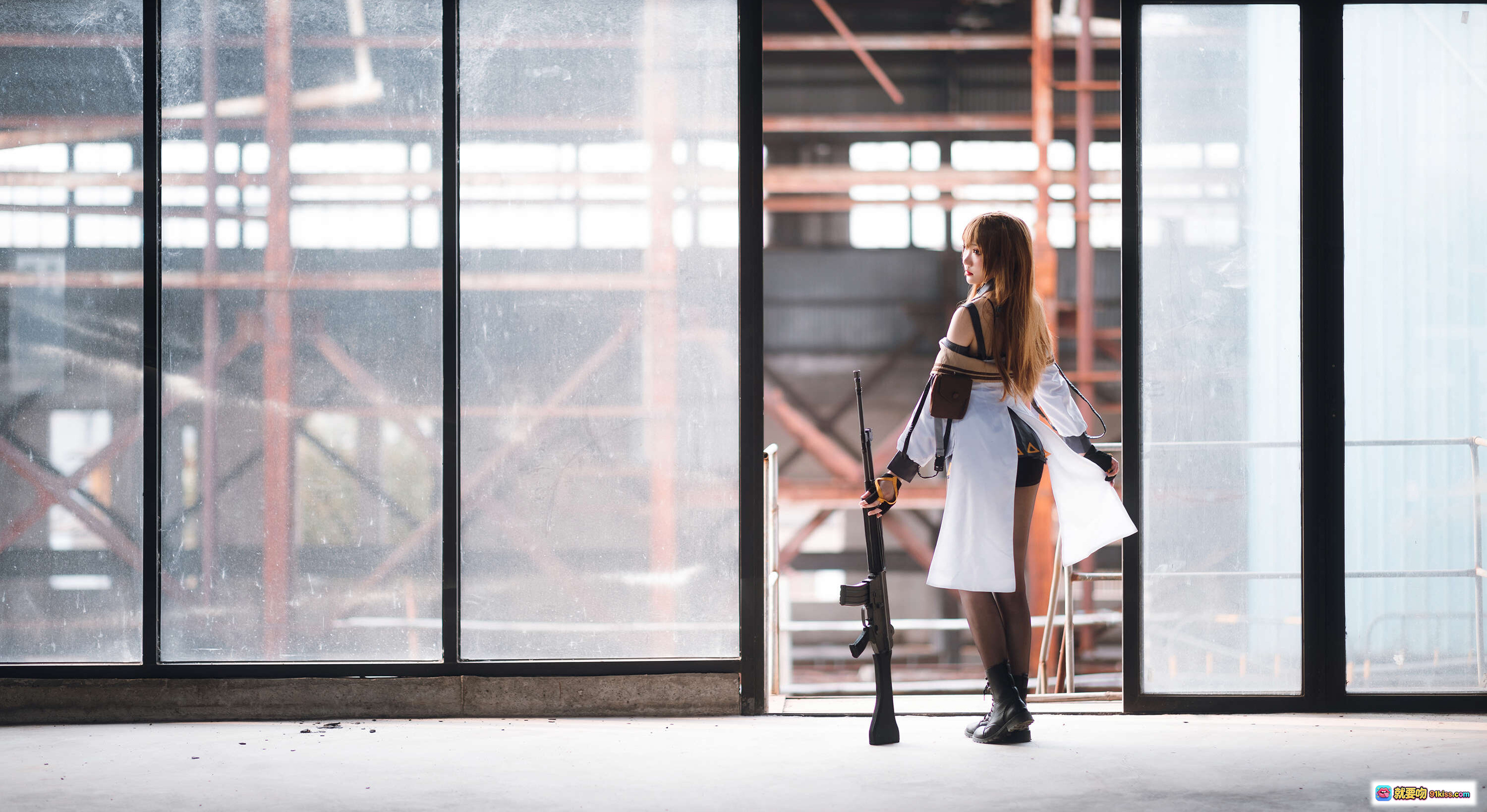 图片[6] - 瓜希酱NO.043 K2 Cosplay写真 | 白裙黑丝持枪废墟场景 | 24P高清图集 161MB - 就要吻