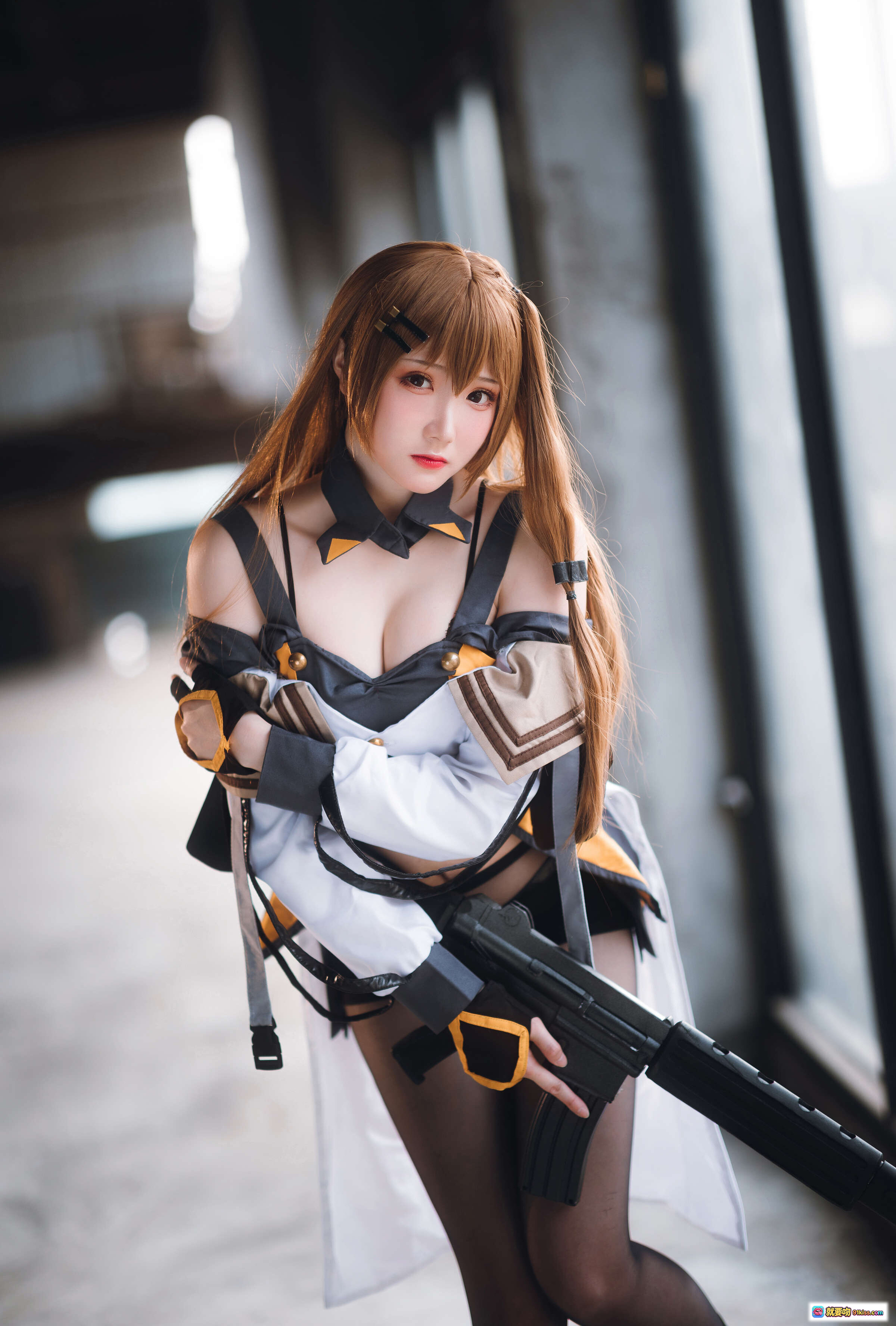 图片[3] - 瓜希酱NO.043 K2 Cosplay写真 | 白裙黑丝持枪废墟场景 | 24P高清图集 161MB - 就要吻