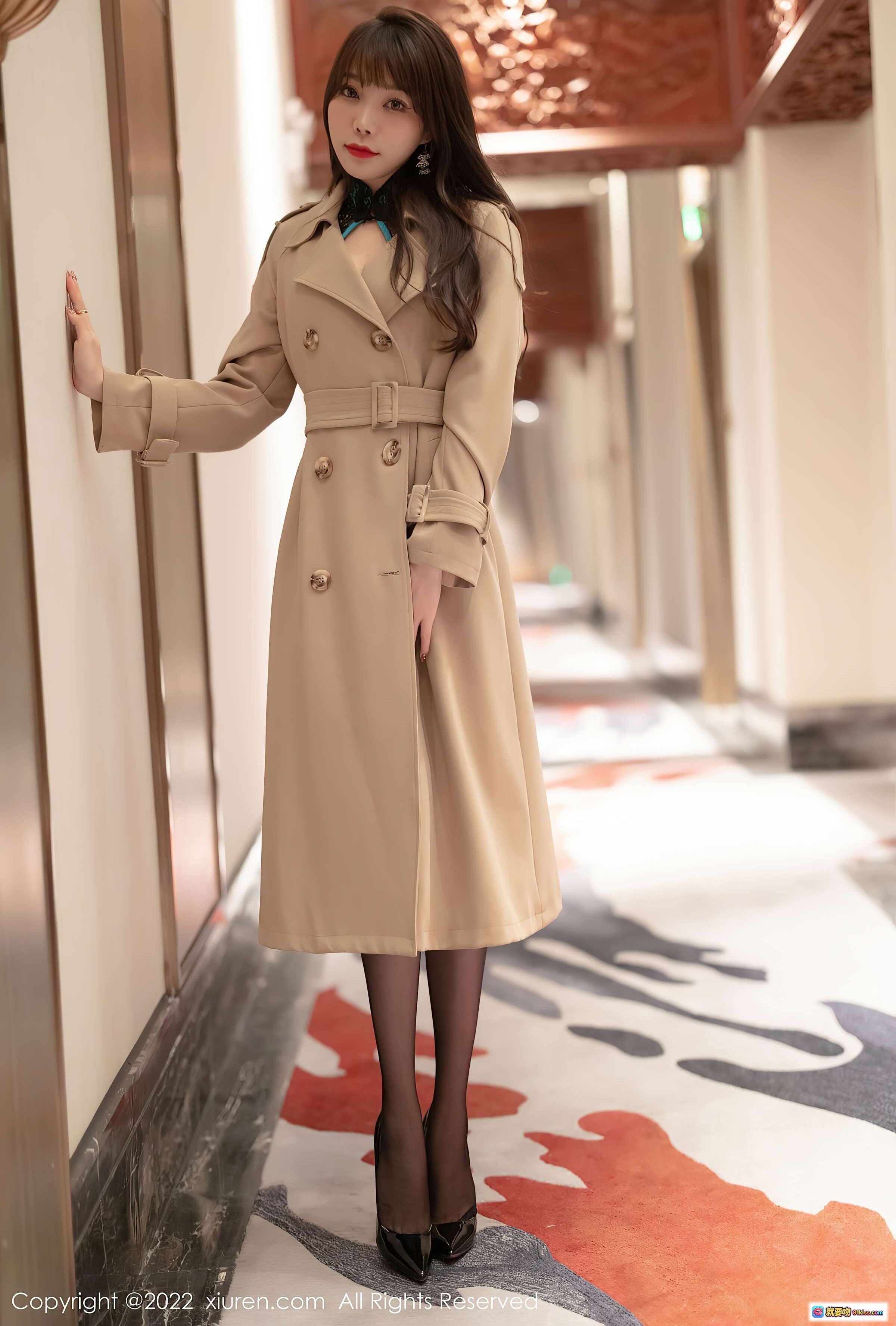 图片[1] - 芝芝Booty黑丝美腿写真｜卡其风衣优雅造型｜XiuRen秀人网2022.01.30 NO.4543 - 就要吻