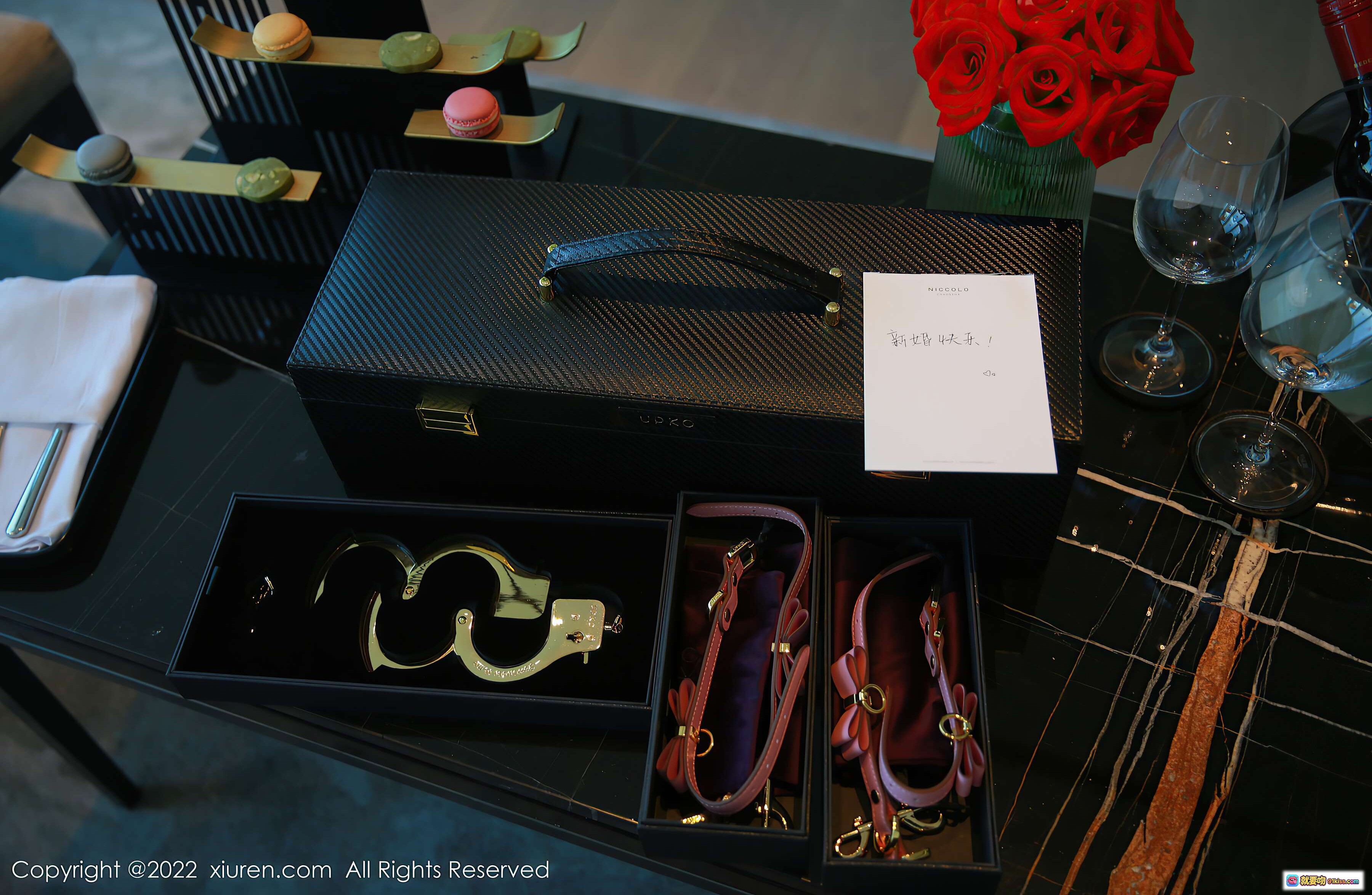 图片[1] - 杨晨晨Yome黑丝美腿写真 | XiuRen秀人网NO.4516 | 优雅餐桌场景 | 精致甜点与玫瑰花束 | 金属手铐与皮质配饰 | 2022年1月26日发布 - 就要吻