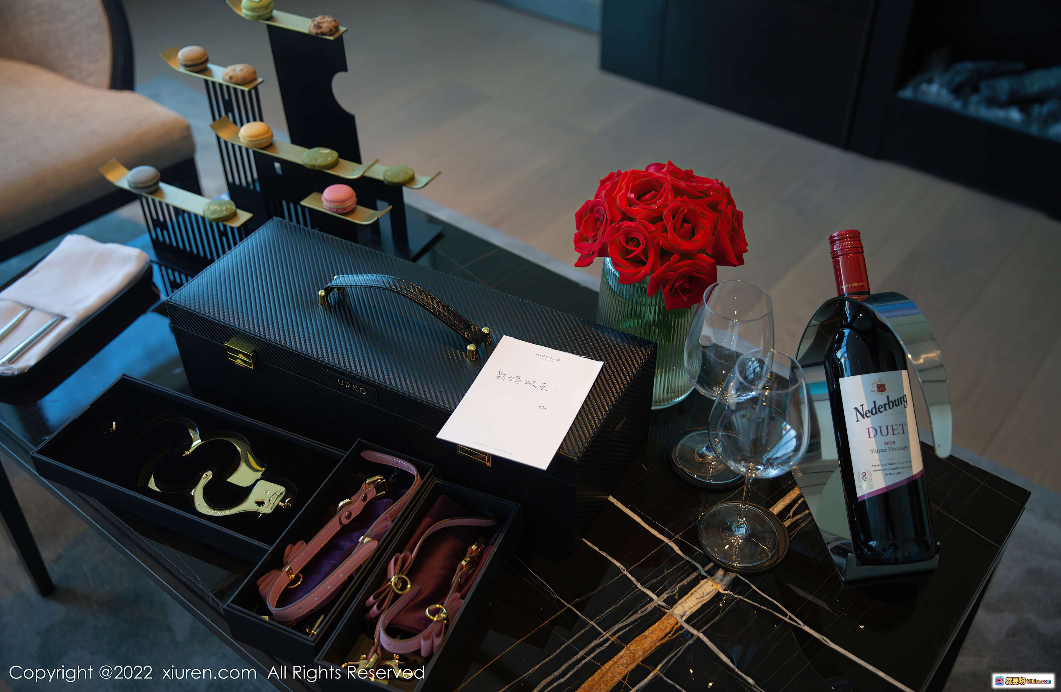 图片[2] - 杨晨晨Yome黑丝美腿写真 | XiuRen秀人网NO.4516 | 优雅餐桌场景 | 精致甜点与玫瑰花束 | 金属手铐与皮质配饰 | 2022年1月26日发布 - 就要吻