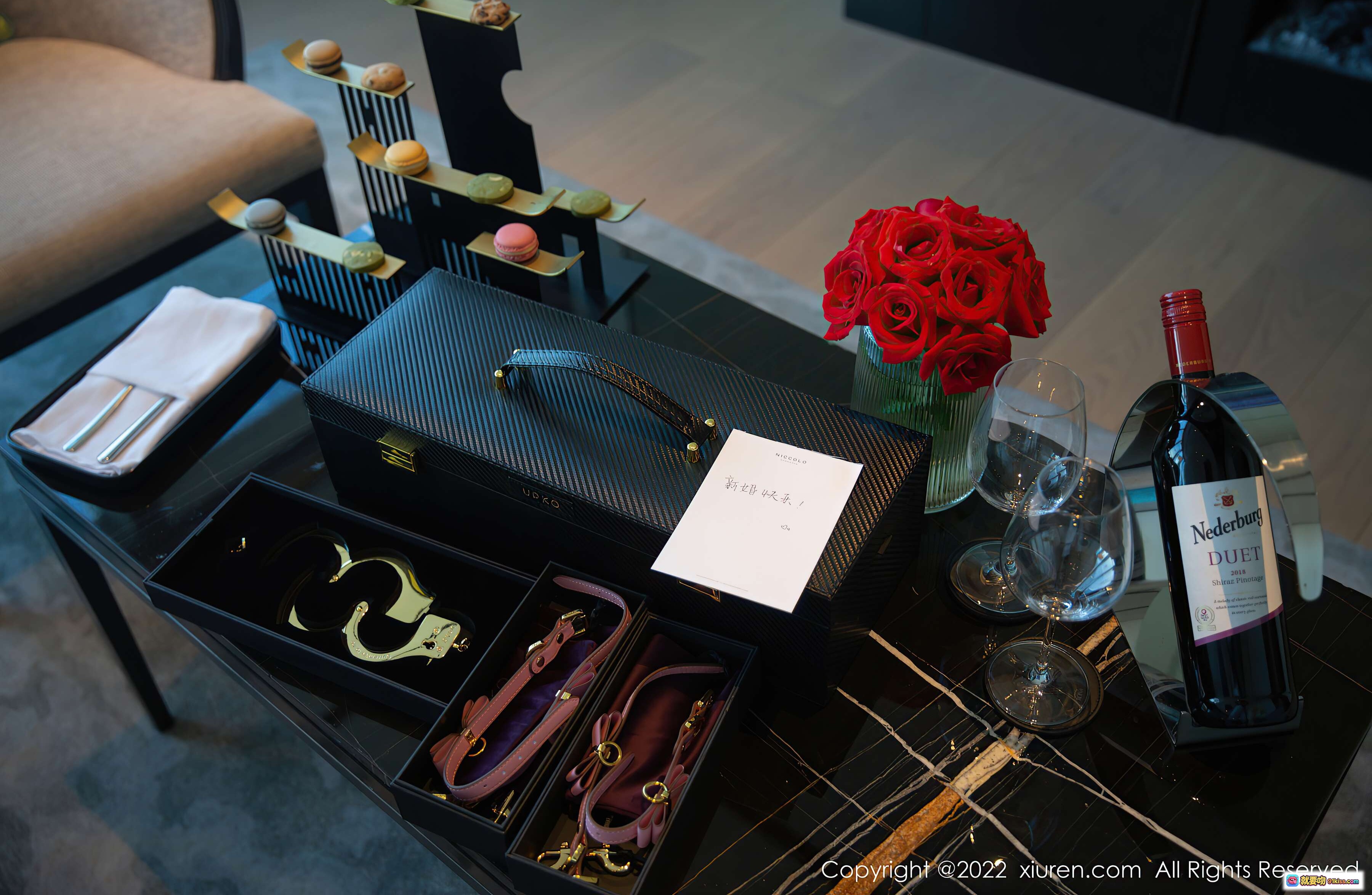 图片[3] - 杨晨晨Yome黑丝美腿写真 | XiuRen秀人网NO.4516 | 优雅餐桌场景 | 精致甜点与玫瑰花束 | 金属手铐与皮质配饰 | 2022年1月26日发布 - 就要吻