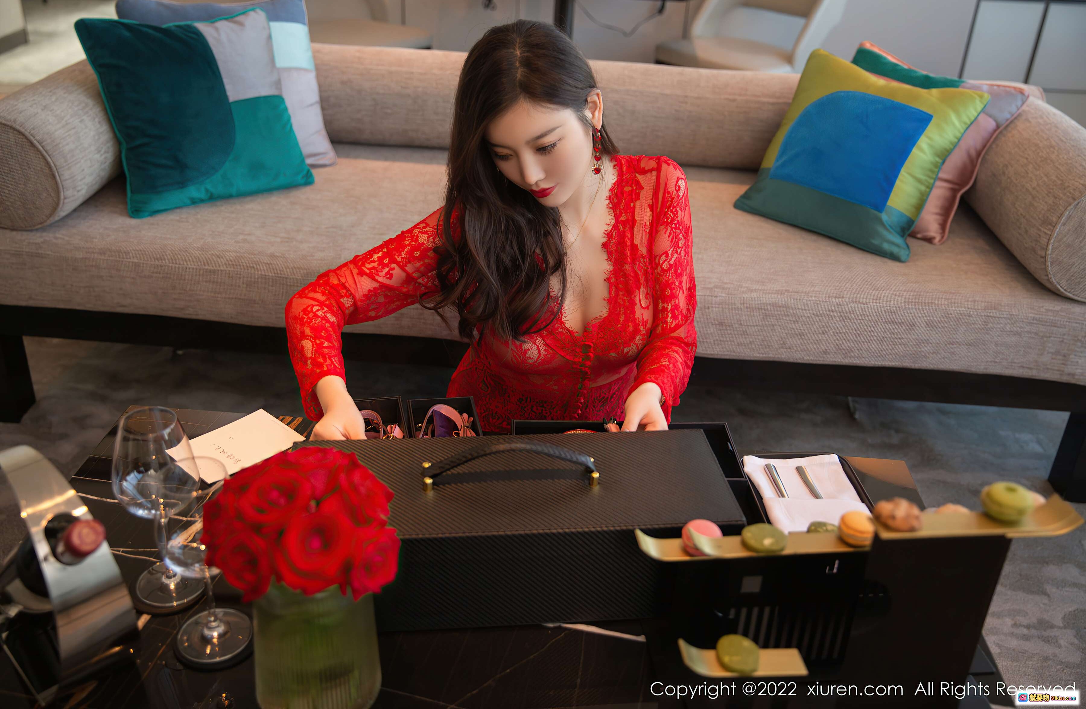 图片[9] - 杨晨晨Yome黑丝美腿写真 | XiuRen秀人网NO.4516 | 优雅餐桌场景 | 精致甜点与玫瑰花束 | 金属手铐与皮质配饰 | 2022年1月26日发布 - 就要吻