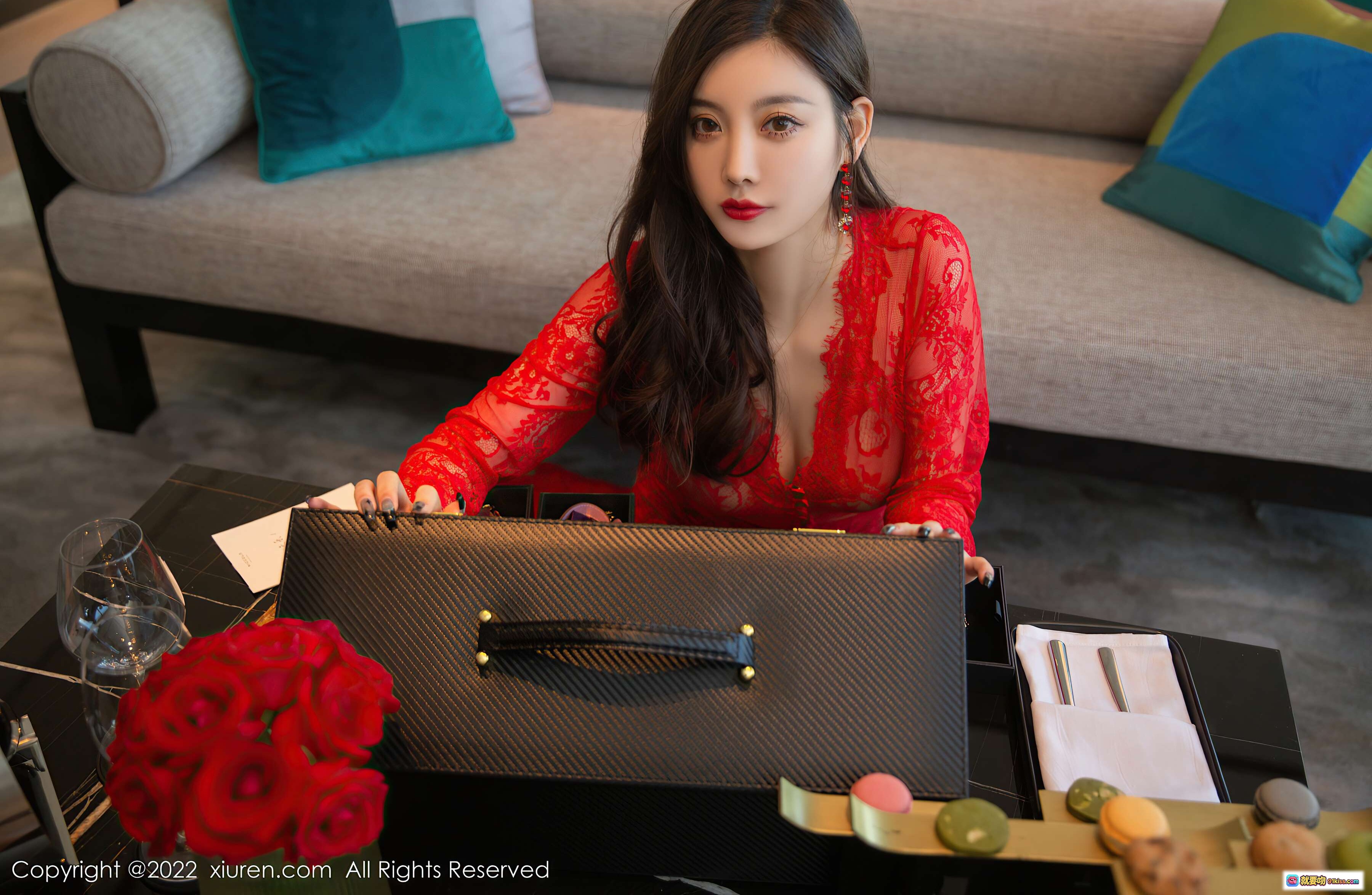 图片[10] - 杨晨晨Yome黑丝美腿写真 | XiuRen秀人网NO.4516 | 优雅餐桌场景 | 精致甜点与玫瑰花束 | 金属手铐与皮质配饰 | 2022年1月26日发布 - 就要吻