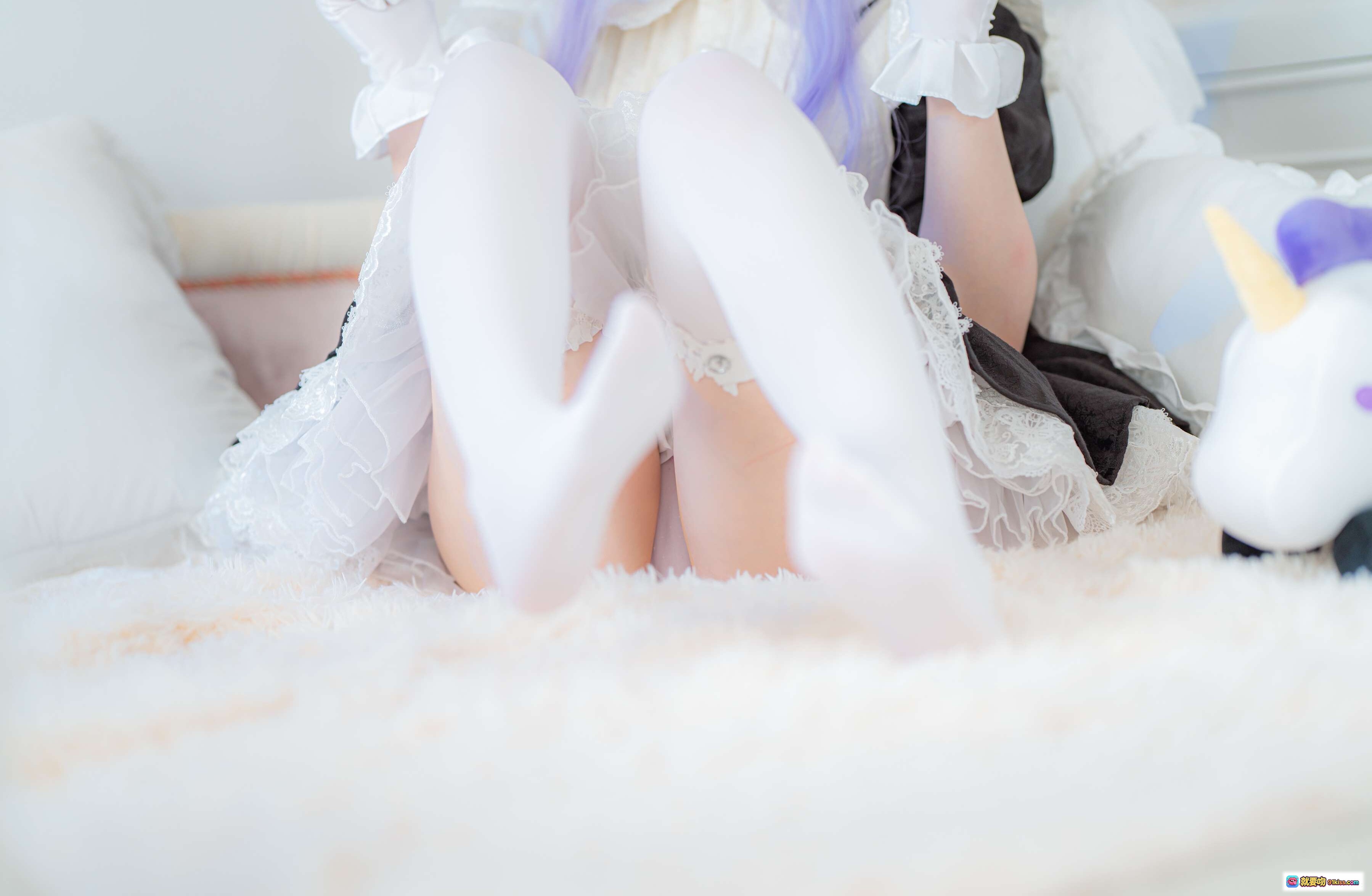图片[8] - 萌妹Sayako NO.005独角兽女仆cosplay写真集 白色蕾丝裙紫发少女床榻慵懒姿态100P高清图 - 就要吻