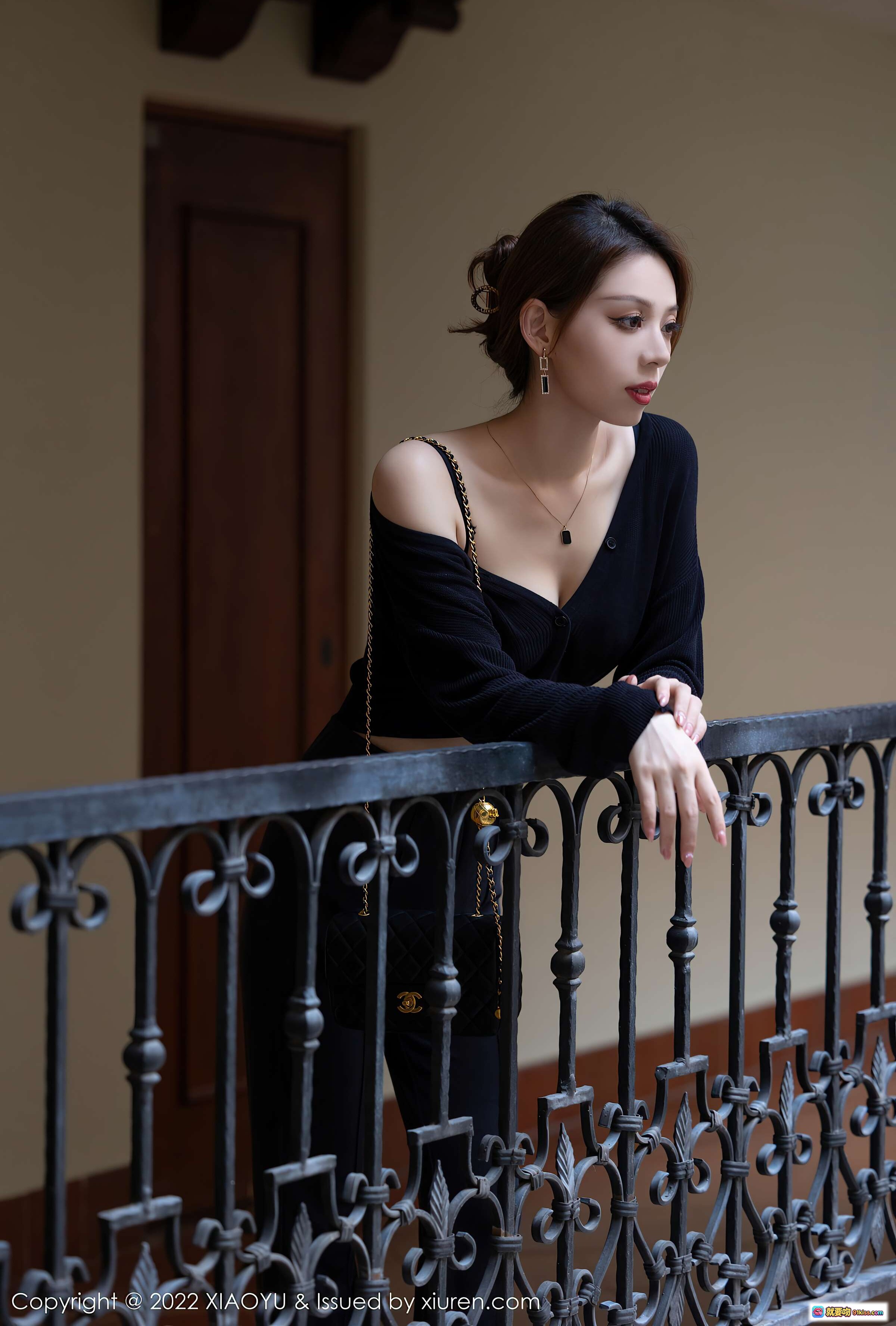 图片[1] - 言沫性感美腿写真 | XiaoYu语画界VOL.703黑色露肩装优雅阳台姿态 | 2022高清摄影集 - 就要吻