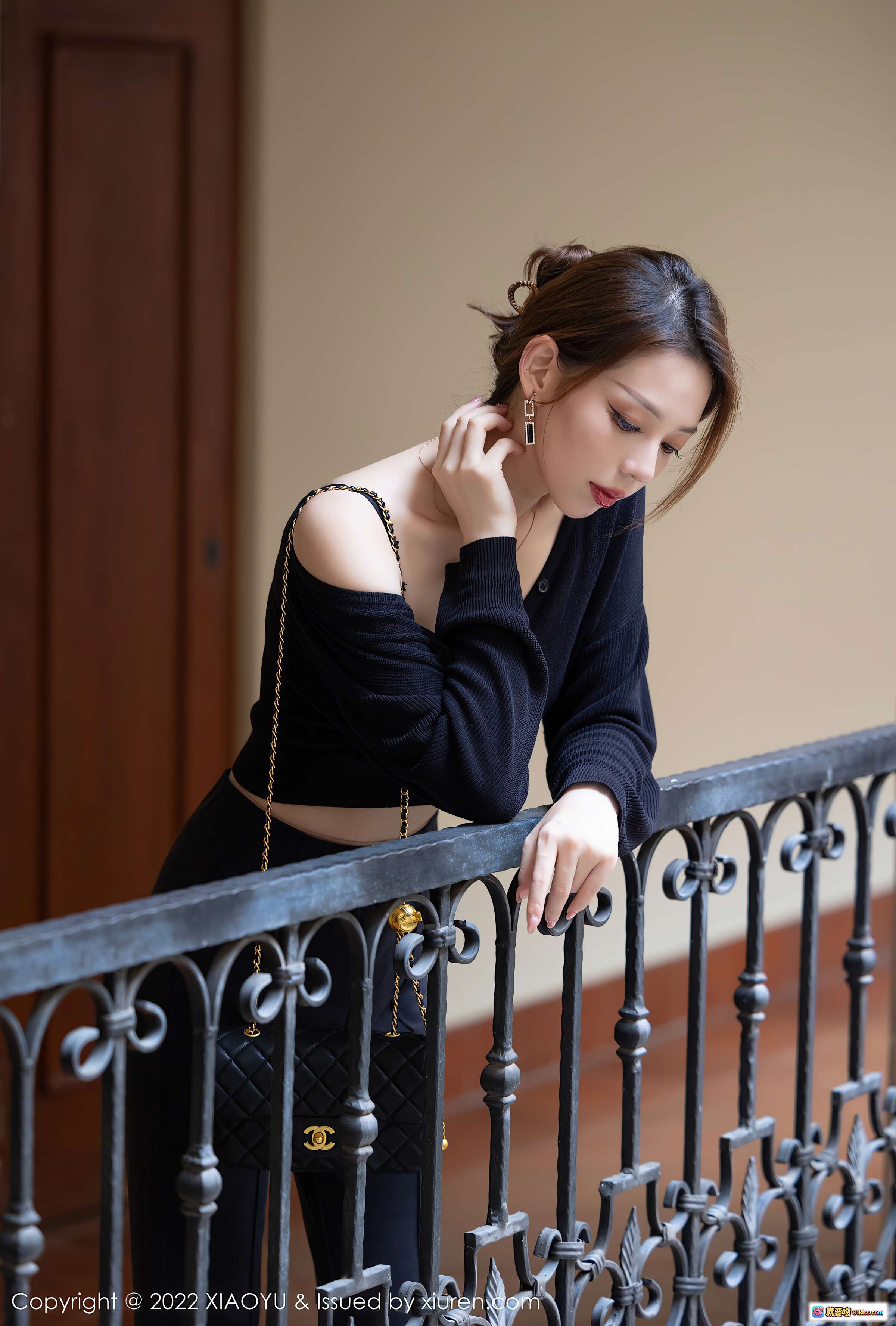 图片[2] - 言沫性感美腿写真 | XiaoYu语画界VOL.703黑色露肩装优雅阳台姿态 | 2022高清摄影集 - 就要吻