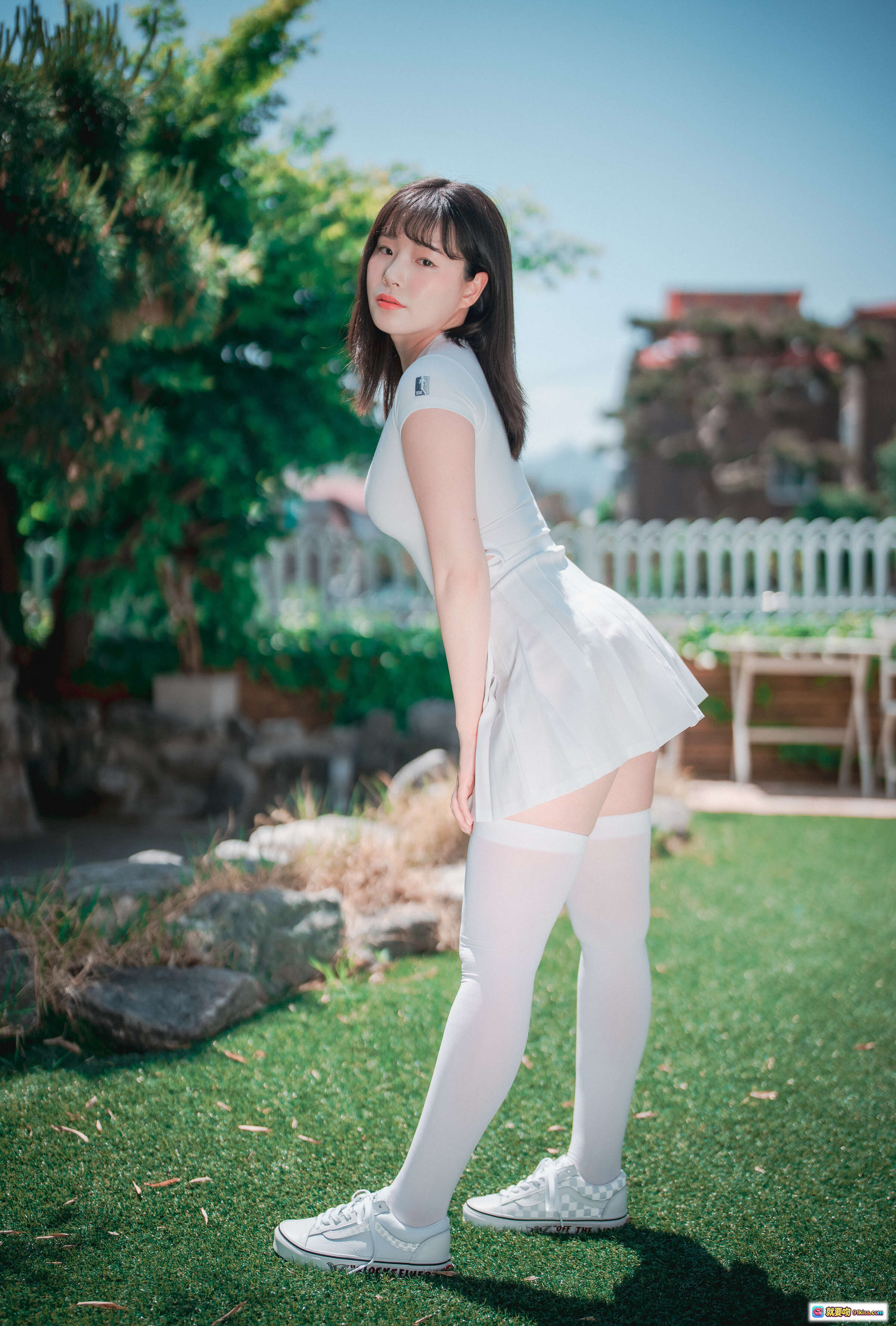 图片[1] - DJAWA Pia Classic Athletic Girl 白色运动装 美腿长袜 户外草坪写真 83P高清图集 - 就要吻