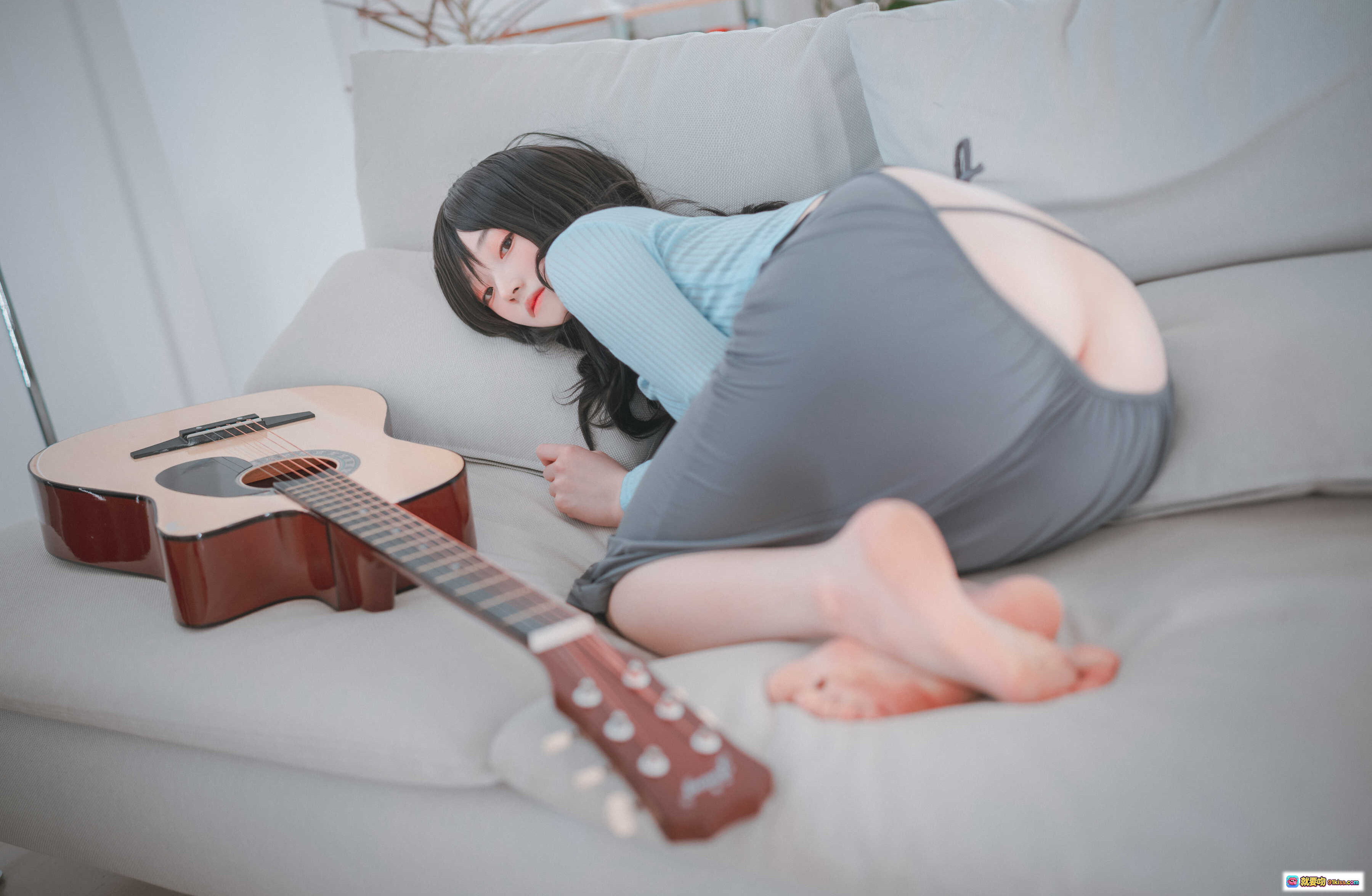 图片[2] - Bambi__ NO.077 [DJAWA] iila illa 144P 美女抱吉他沙发写真 清新居家风 黑发蓝衣灰裙性感侧坐 优雅文艺氛围感大片 - 就要吻